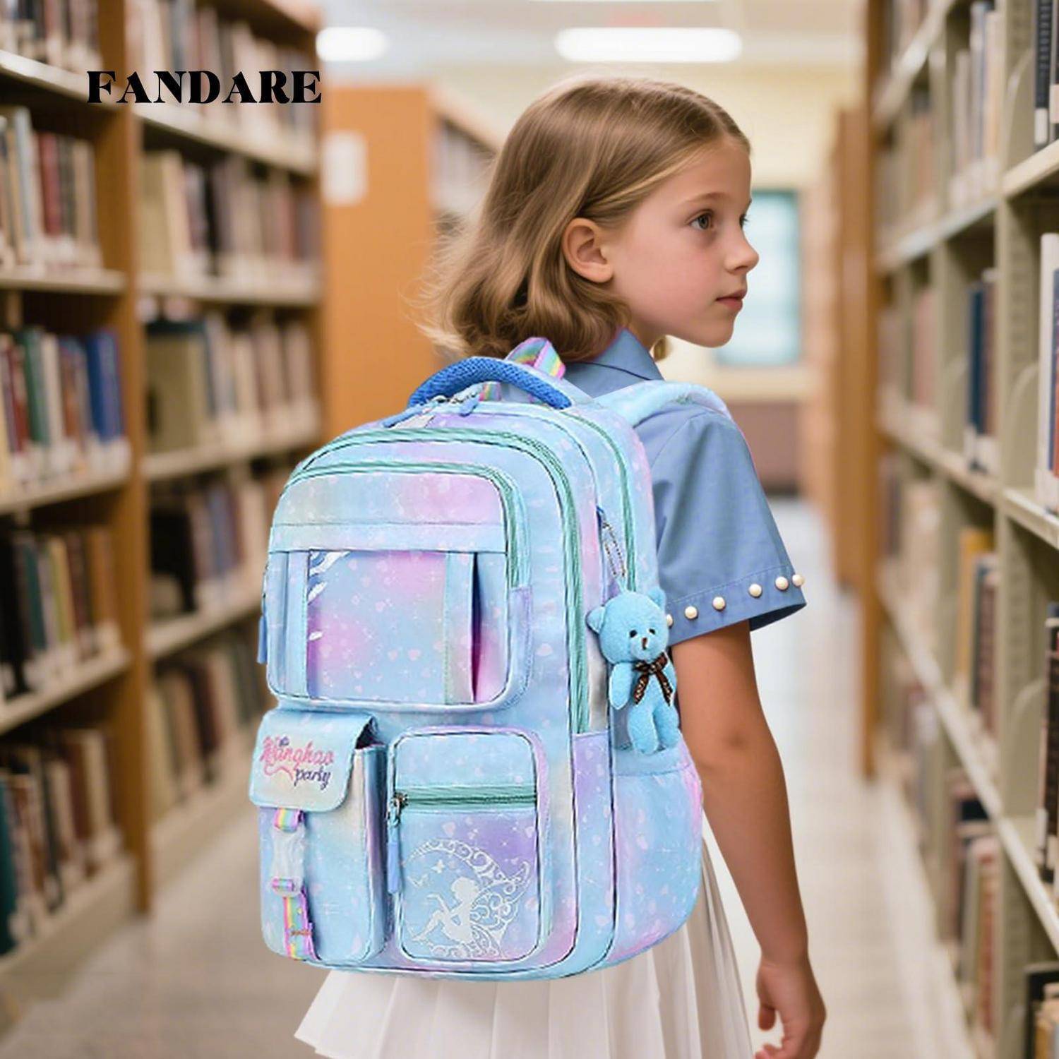Ein junges Mädchen mit einem zartem blauen Rucksack steht in einem Bibliothekskorridor, gezeigt in der Seitenansicht zwischen Bücherregalen.