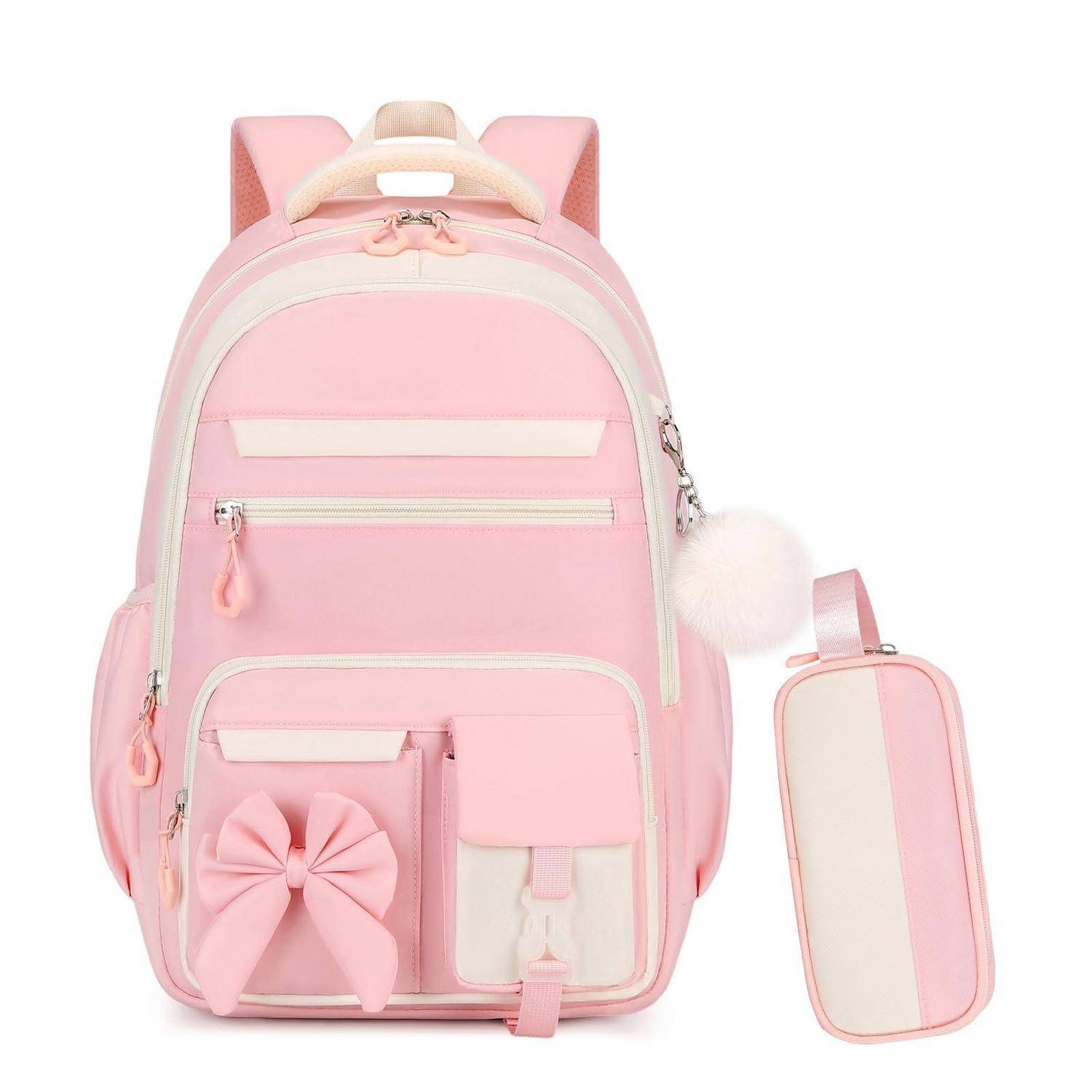 Rosa Rucksack mit weißer Kante, Schleifentasche und flauschigem Schlüsselanhänger, gezeigt mit einem passenden rosa Stiftetui auf weißem Hintergrund.
