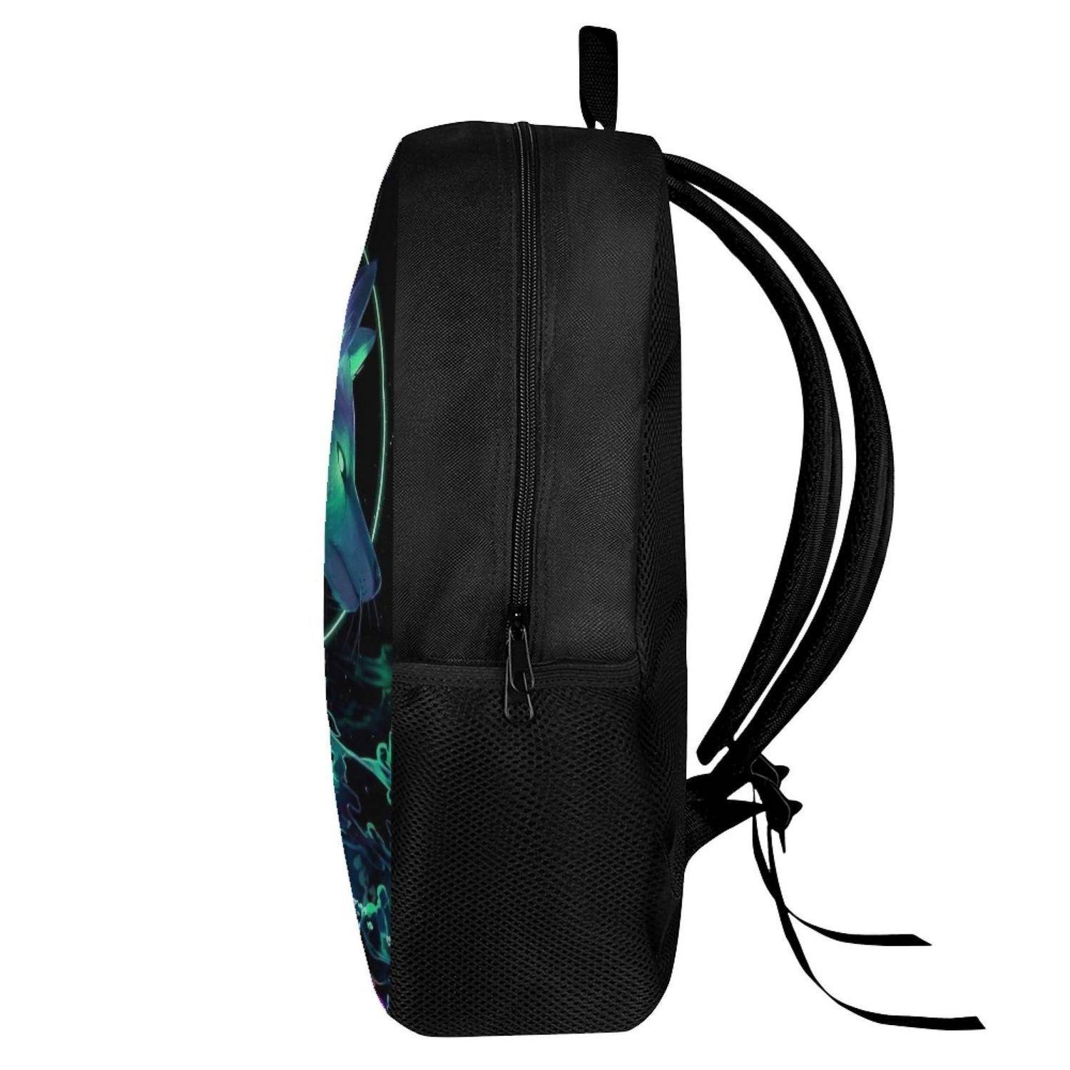 Seitenansicht eines schwarzen Rucksacks mit gepolsterten Trägern, seitlicher Reißverschlusstasche und einem farbenfrohen Grafikfeld auf einer Seite.