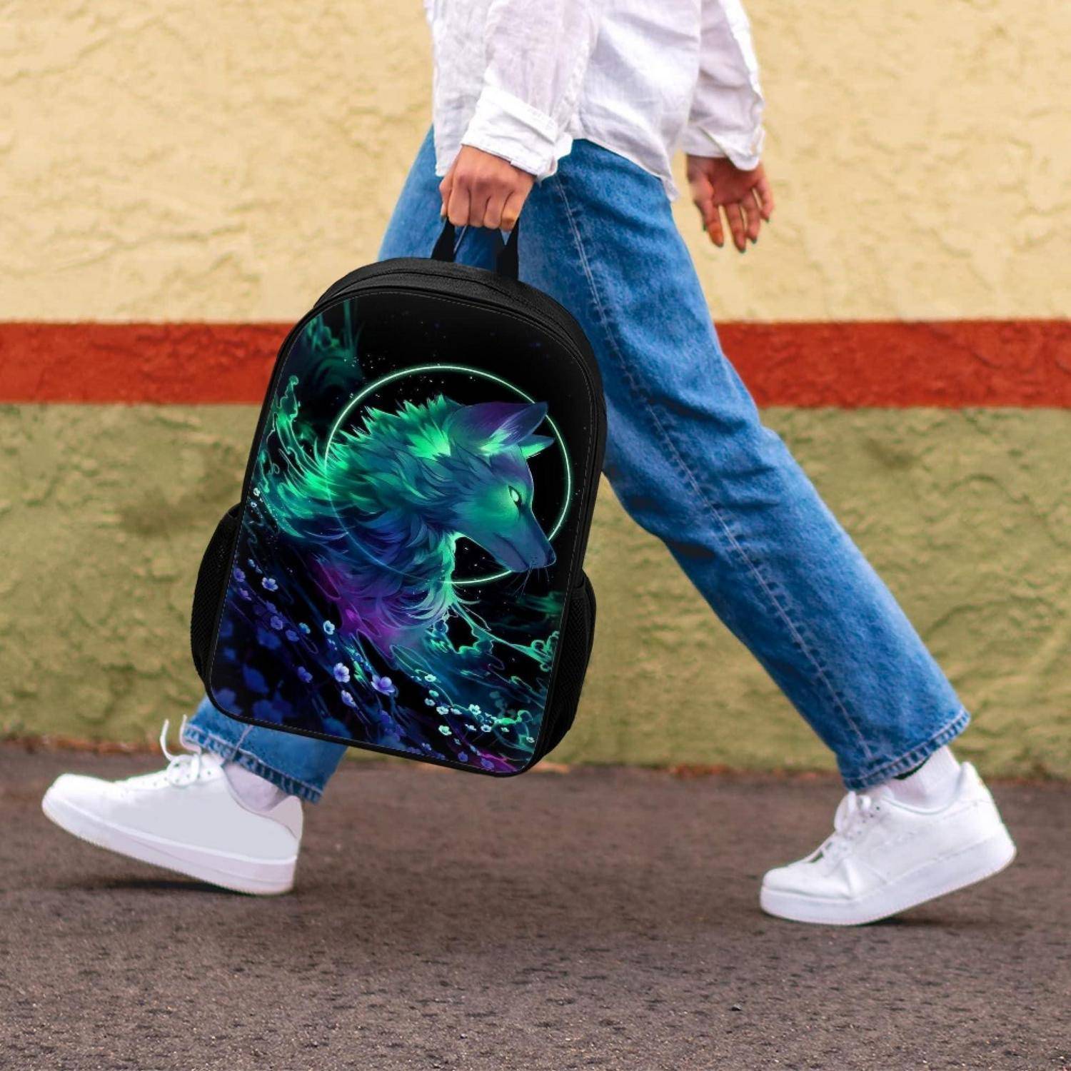 Eine Person geht an einer Wand vorbei und trägt einen schwarzen Rucksack mit einem leuchtenden Neon-Wolfs-Design.