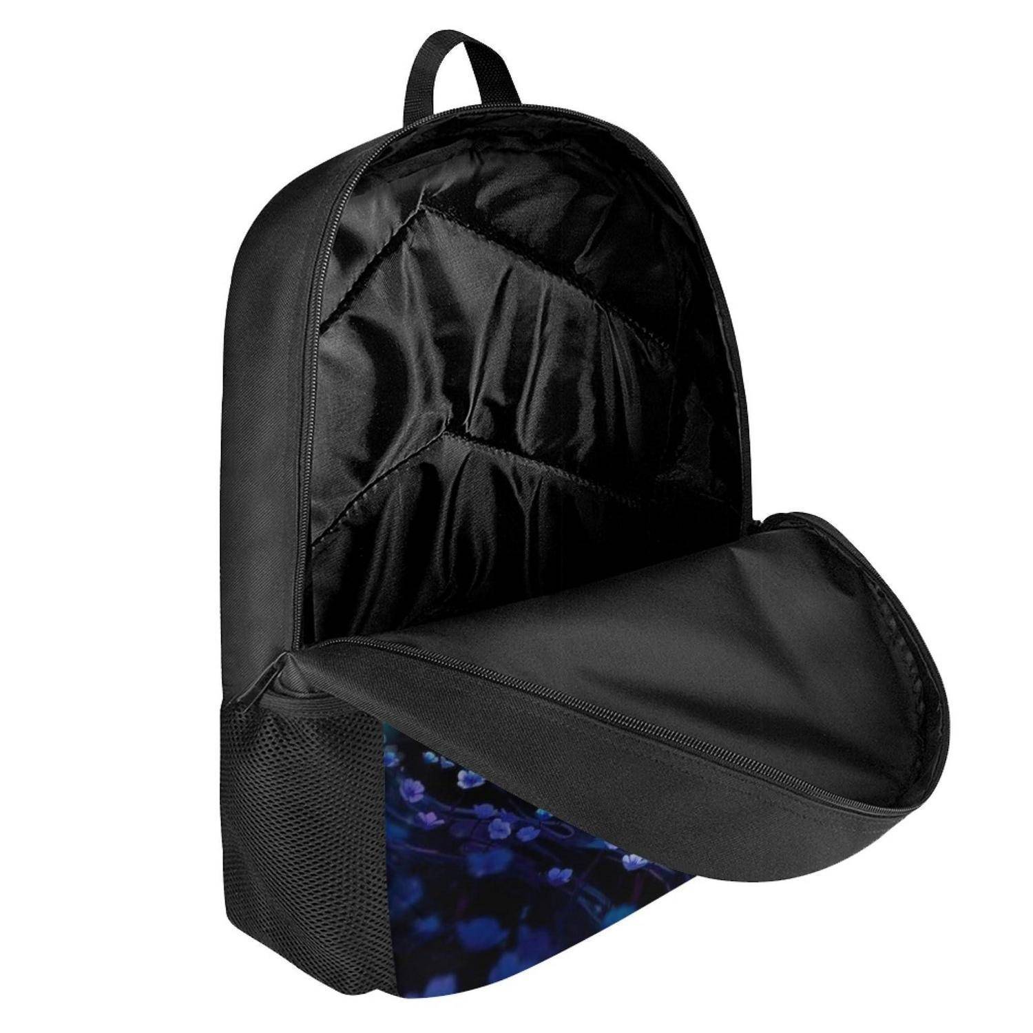 Schwarzer Rucksack mit offener Vorderklappe, die eine blaue Tasche mit Blumenmuster und eine Netzseitentasche auf weißem Hintergrund zeigt.