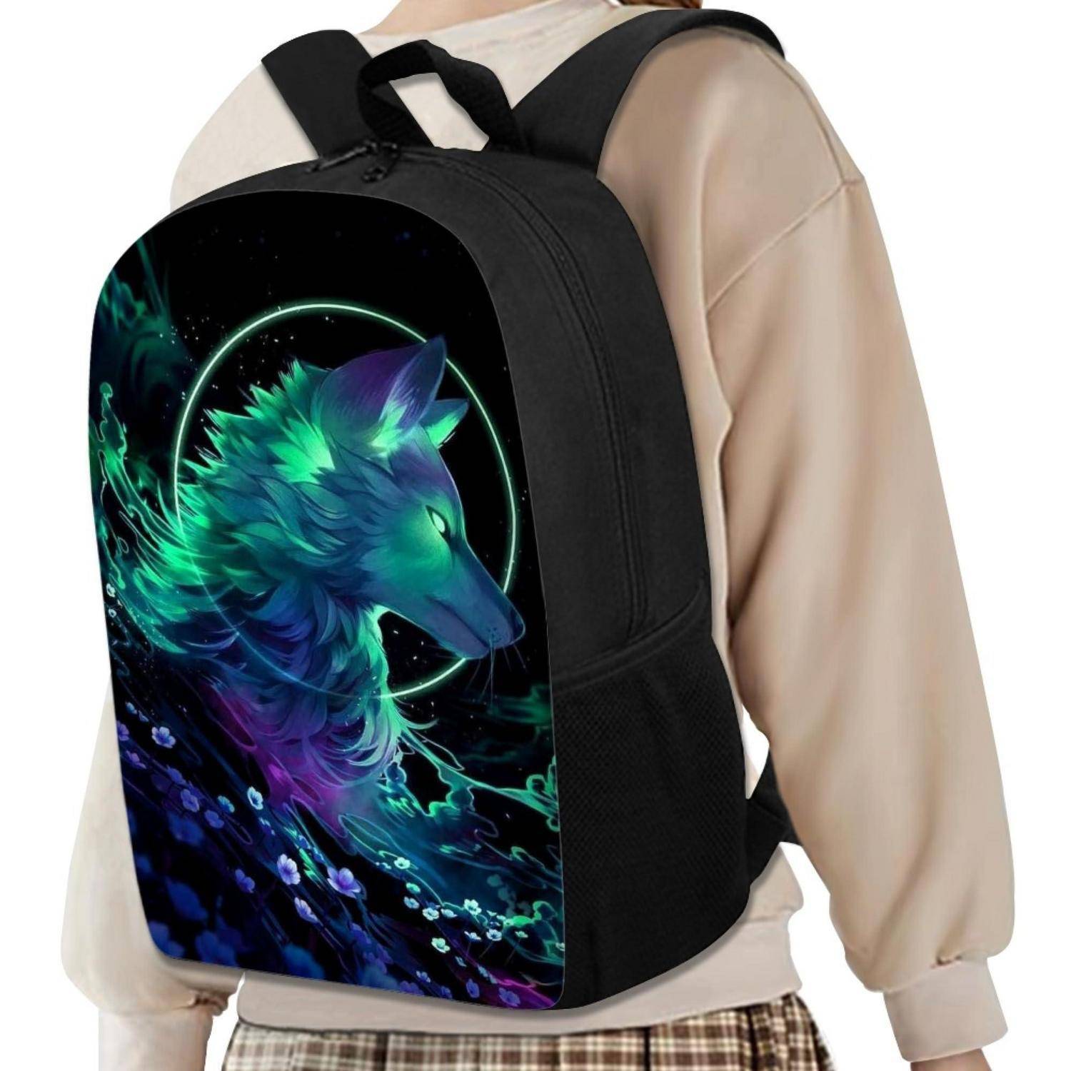 Schwarzer Rucksack mit leuchtendem Neon-Wolfs-Design, auf dem Rücken einer Person getragen.