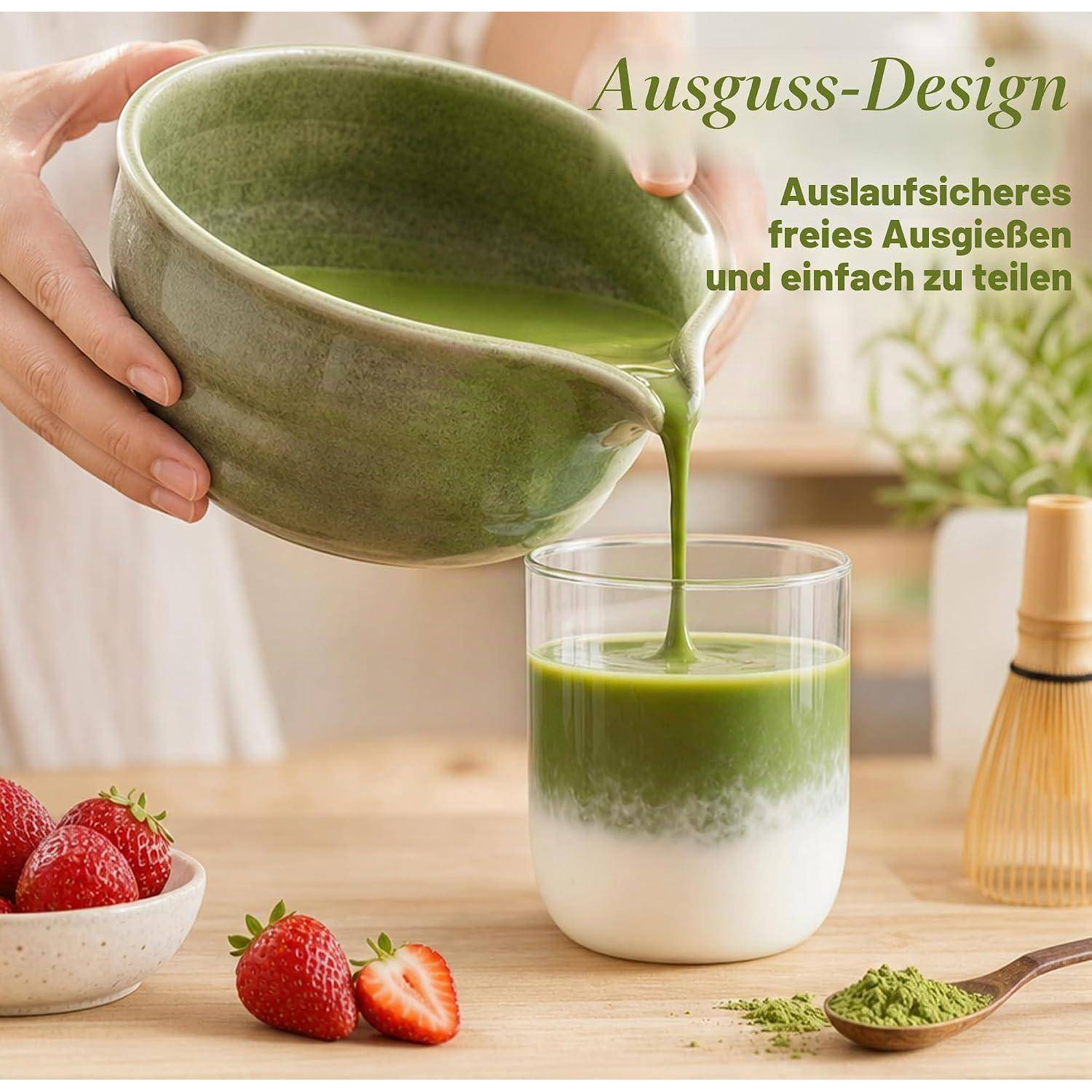 Eine grüne Keramikschüssel mit Ausguss gießt Matcha in ein Glas; Text sagt „Aussguss-Design" und „Auslaufsicheres freies Ausgießen und einfach zu teilen"".