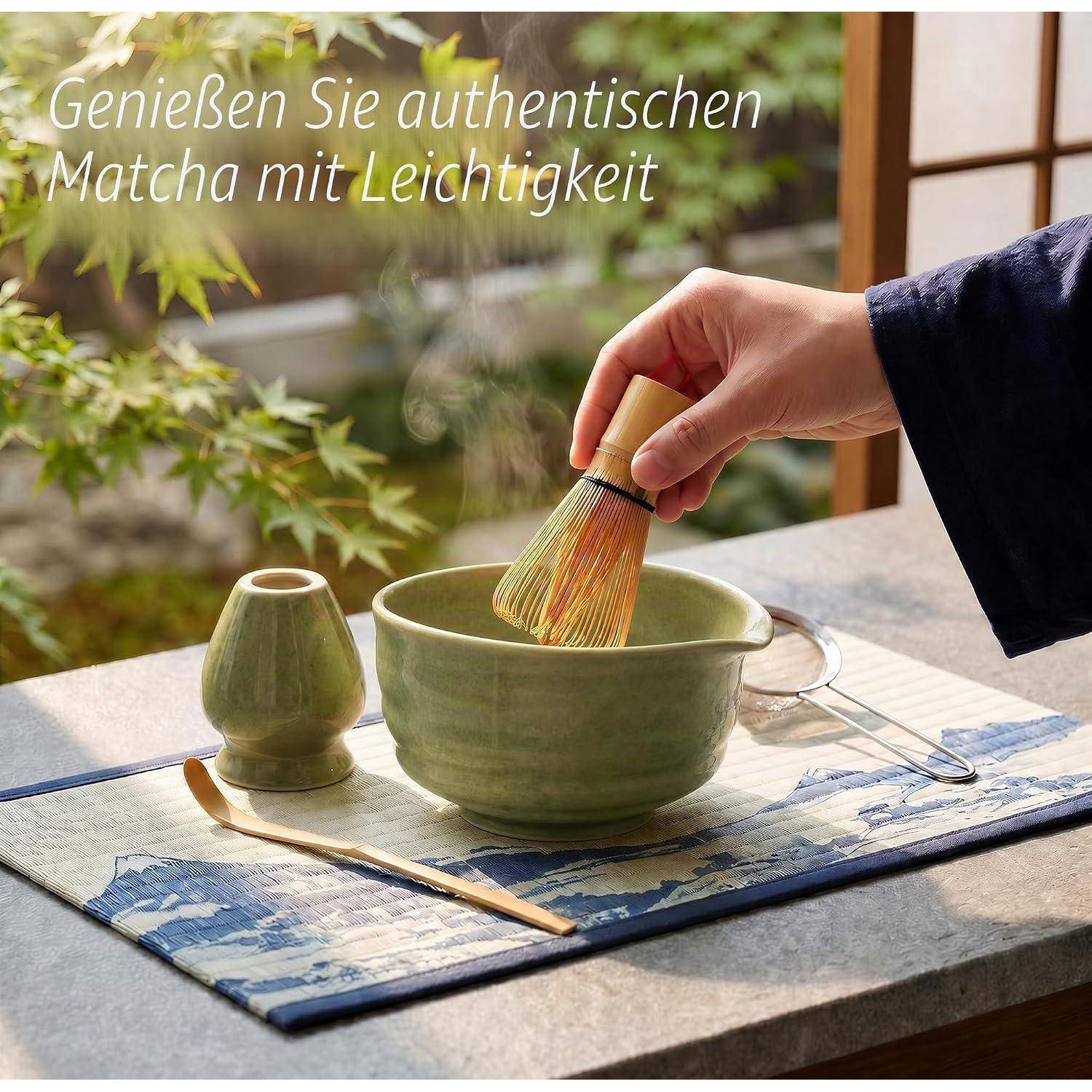 Ein Handquirl rührt Matcha in einer grünen Schale auf einem Tablett; der Text lautet „Genießen Sie authentischen Matcha mit Leichtigkeit".