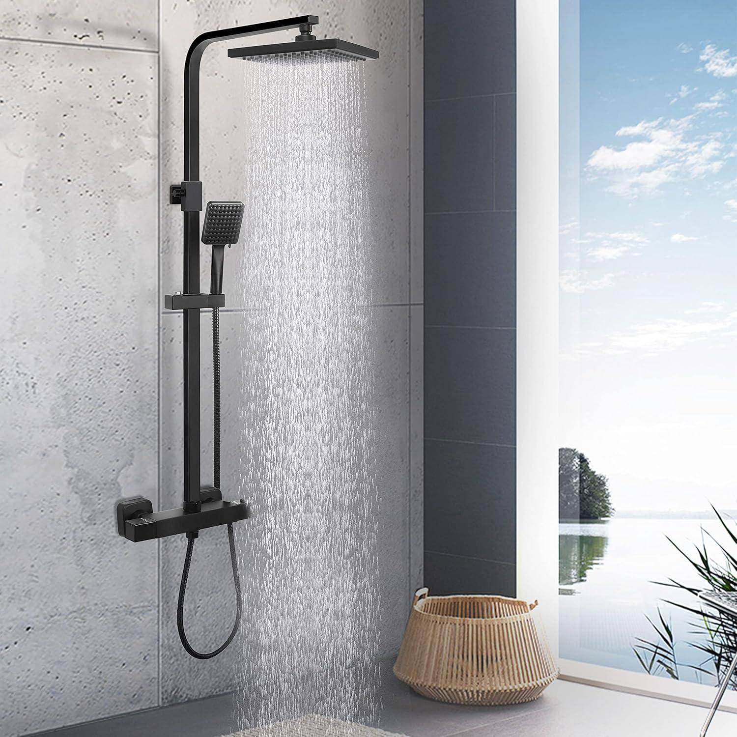 Schwarzes Regendusch-System mit tragbarem Duschkopf, das in einer modernen gefliesten Dusche neben einem Fenster mit Seenblick läuft.