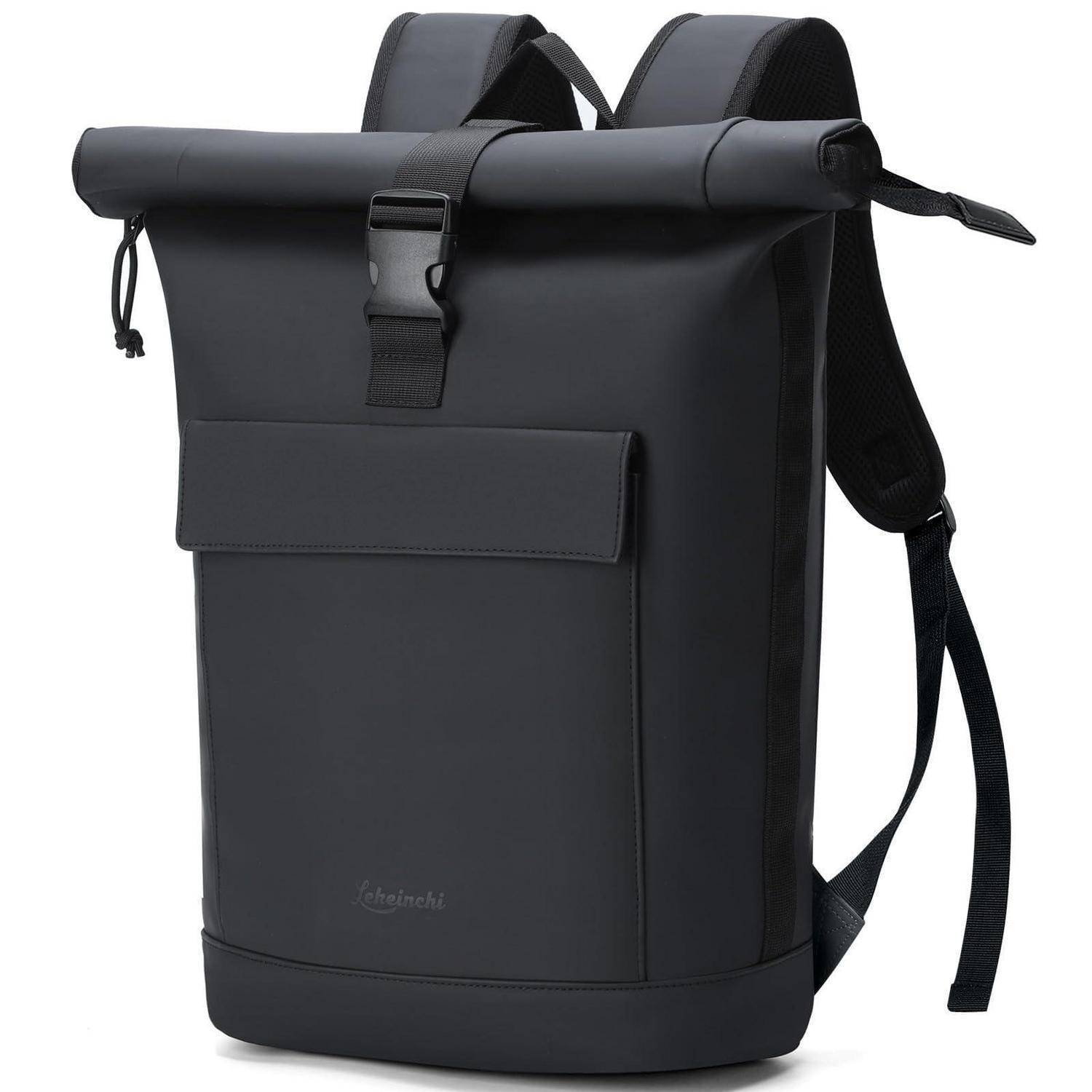 Schwarzer Rucksack mit Rollverschluss, Vordertasche und Schultergurten auf weißem Hintergrund.