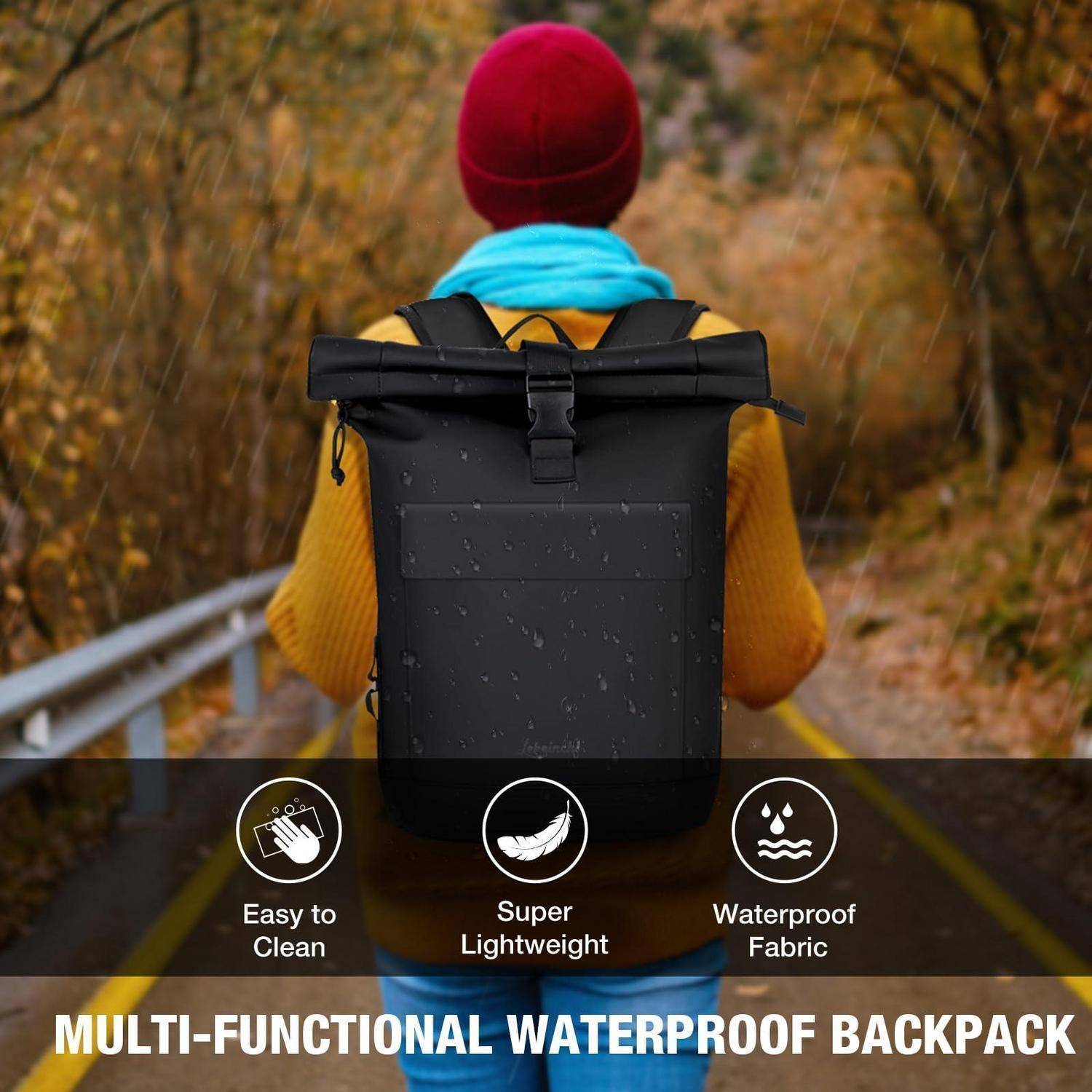 Person trägt einen wasserdichten Rucksack draußen auf einem nassen Weg, mit Text, der ihn als leicht zu reinigen, super leicht und aus wasserdichtem Material bewirbt.