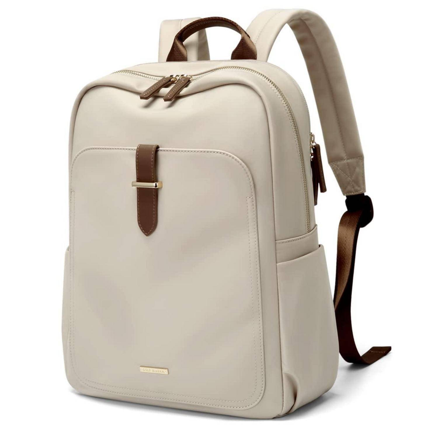 Beige Rucksack mit braunen Griffen, Reißverschluss-Anzügen und Schultergurten, auf weißem Hintergrund dargestellt.