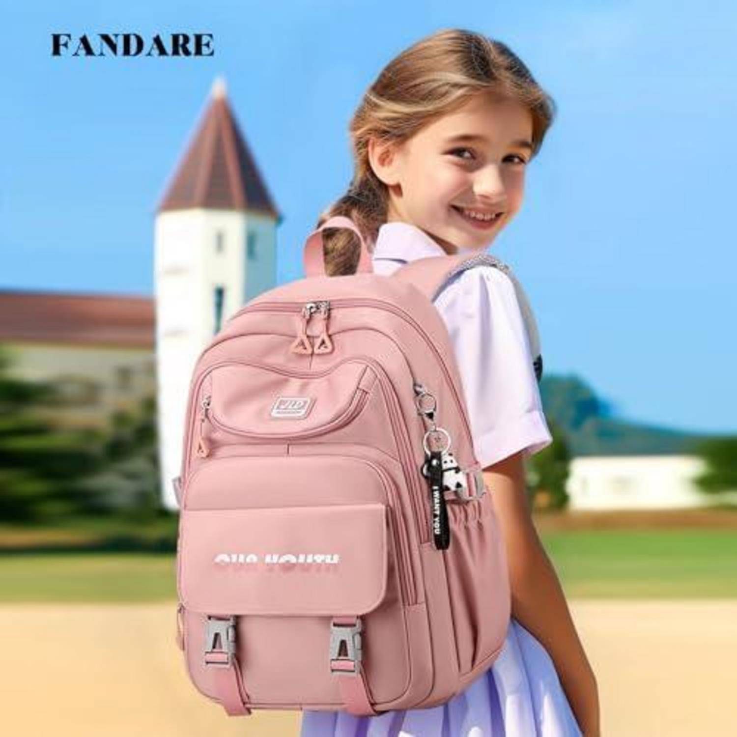 Lächelndes Schulmädchen mit einem rosa Rucksack mit mehreren Taschen, gezeigt im Freien vor einem Gebäude; 