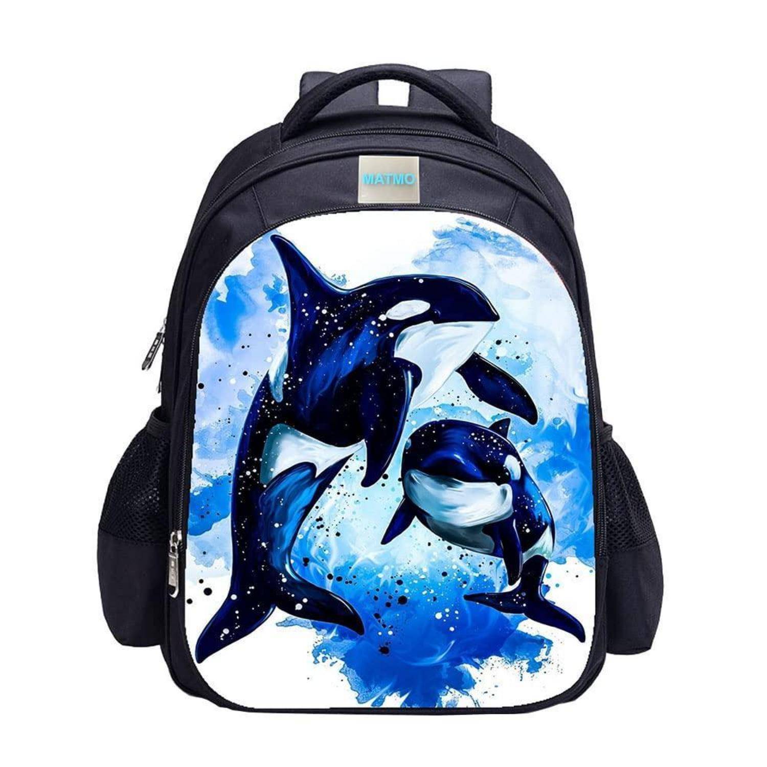 Schwarzer Rucksack mit einer farbenfrohen Illustration eines Orcas und eines Kalbes auf der Vorderseite, gezeigt auf weißem Hintergrund.