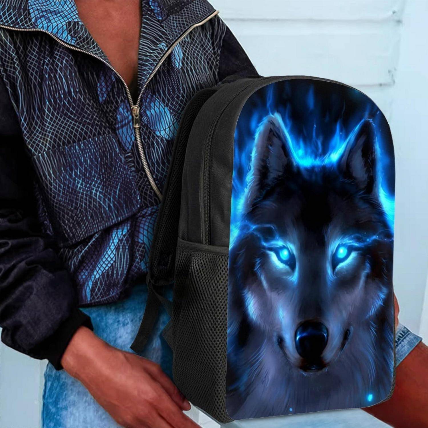 Person, die einen schwarzen Rucksack trägt, auf dessen Vorderseite eine leuchtende blaue Wolfskopf-Grafik zu sehen ist.