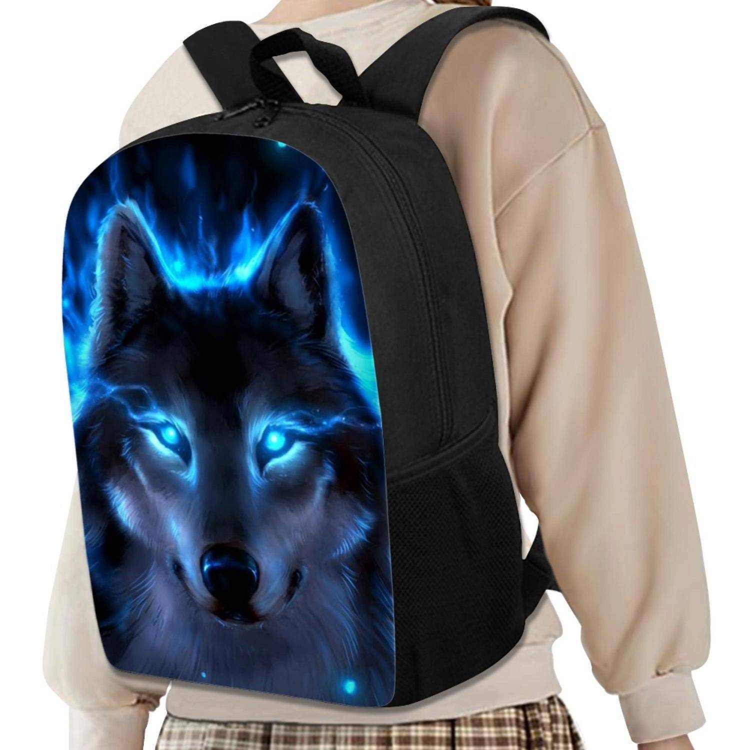 Schwarzer Rucksack mit einer leuchtend blauen Wolfskopf-Grafik auf der Rückseite, getragen von einer Person in einem beigen Sweatshirt.