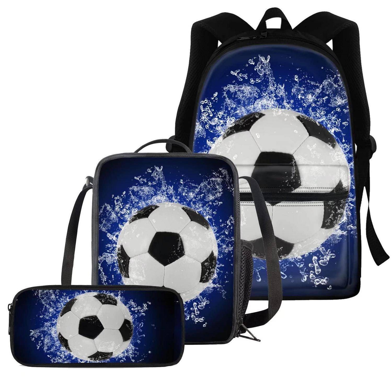 Drei blaue Fußball-Taschen – ein Rucksack, eine Lunch-Tasche und ein Federmäppchen – mit einem schwarz-weißen Fußball-Spritzdesign.