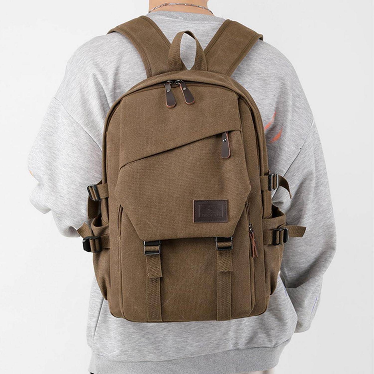 Brauner Leinenrucksack, der von hinten auf dem Rücken einer Person getragen wird, vor einem schlichten, hellen Hintergrund abgebildet.