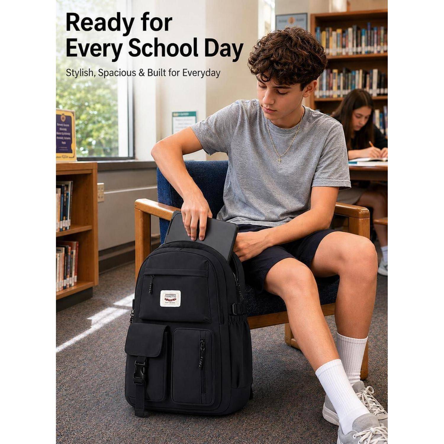 Teenager-Junge in einer Bibliothek öffnet einen schwarzen Rucksack neben sich; der Anzeigentext liest sich wie „Bereit für jeden Schultag