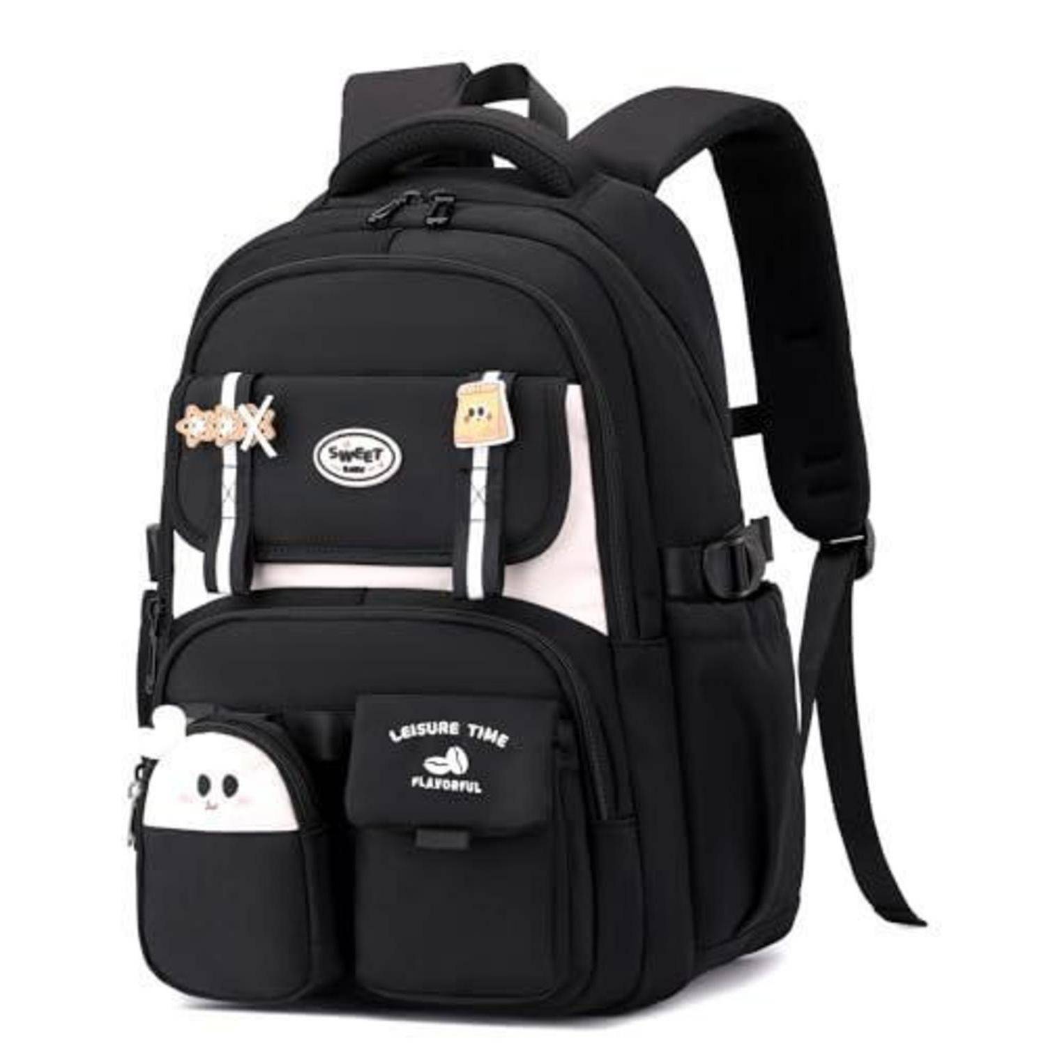 Schwarzer Rucksack mit mehreren vorderen Taschen und niedlichen baumelnden Anhängern, vor weißem Hintergrund gezeigt.