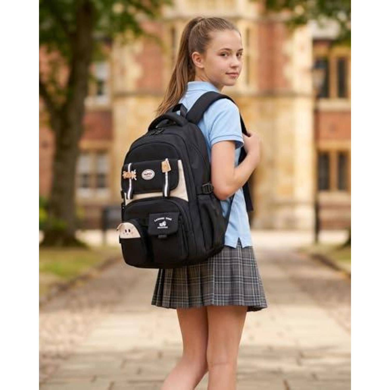 Teenagerin in Schuluniform mit Rucksack, die auf einem Campusweg steht und zur Kamera zurückblickt.