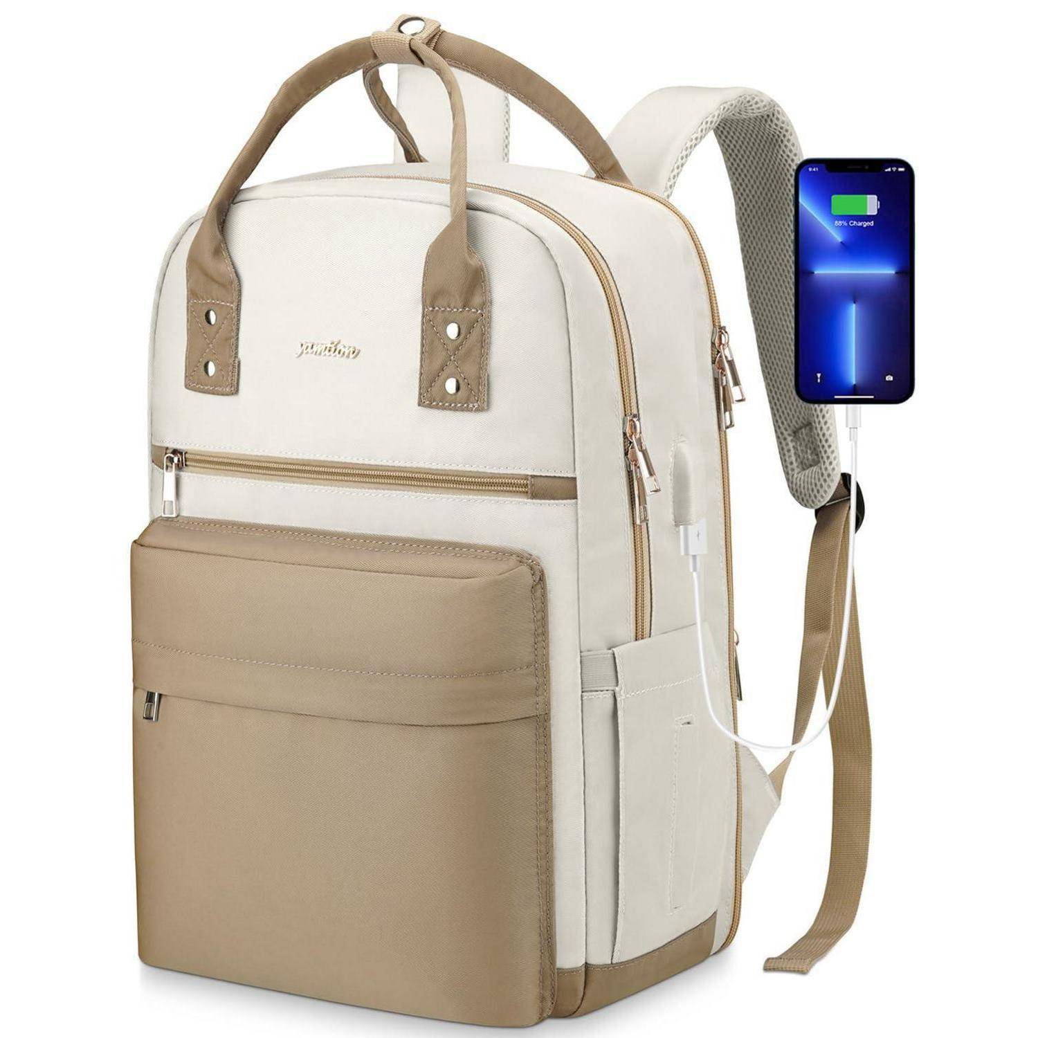 Beige und weißer Rucksack mit Vordertasche, seitlichem USB-Ladeanschluss und Schultergurten, wird zum Laden eines Smartphones verwendet