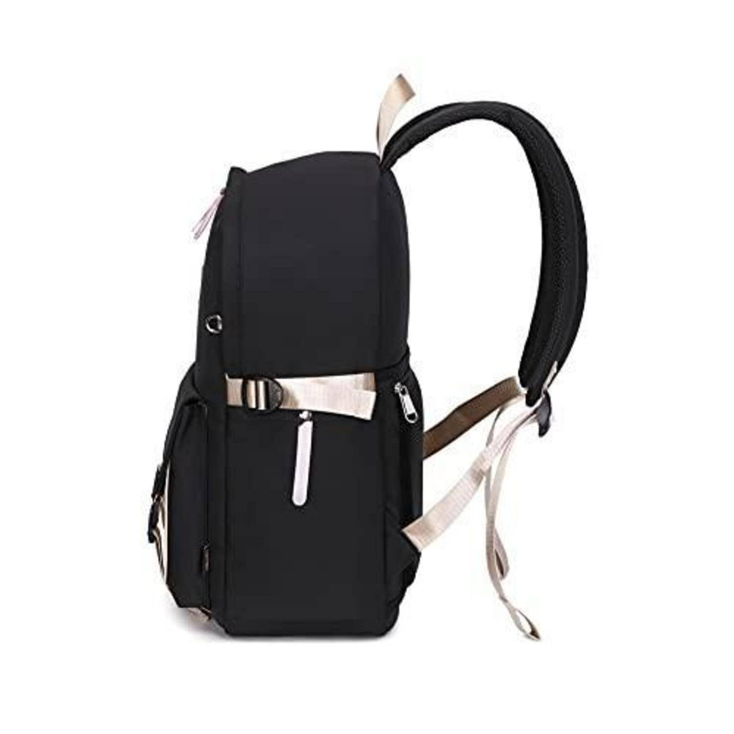 Schwarzer Rucksack mit beigen Riemen und einer vorderen Reißverschlusstasche, vor weißem Hintergrund abgebildet.