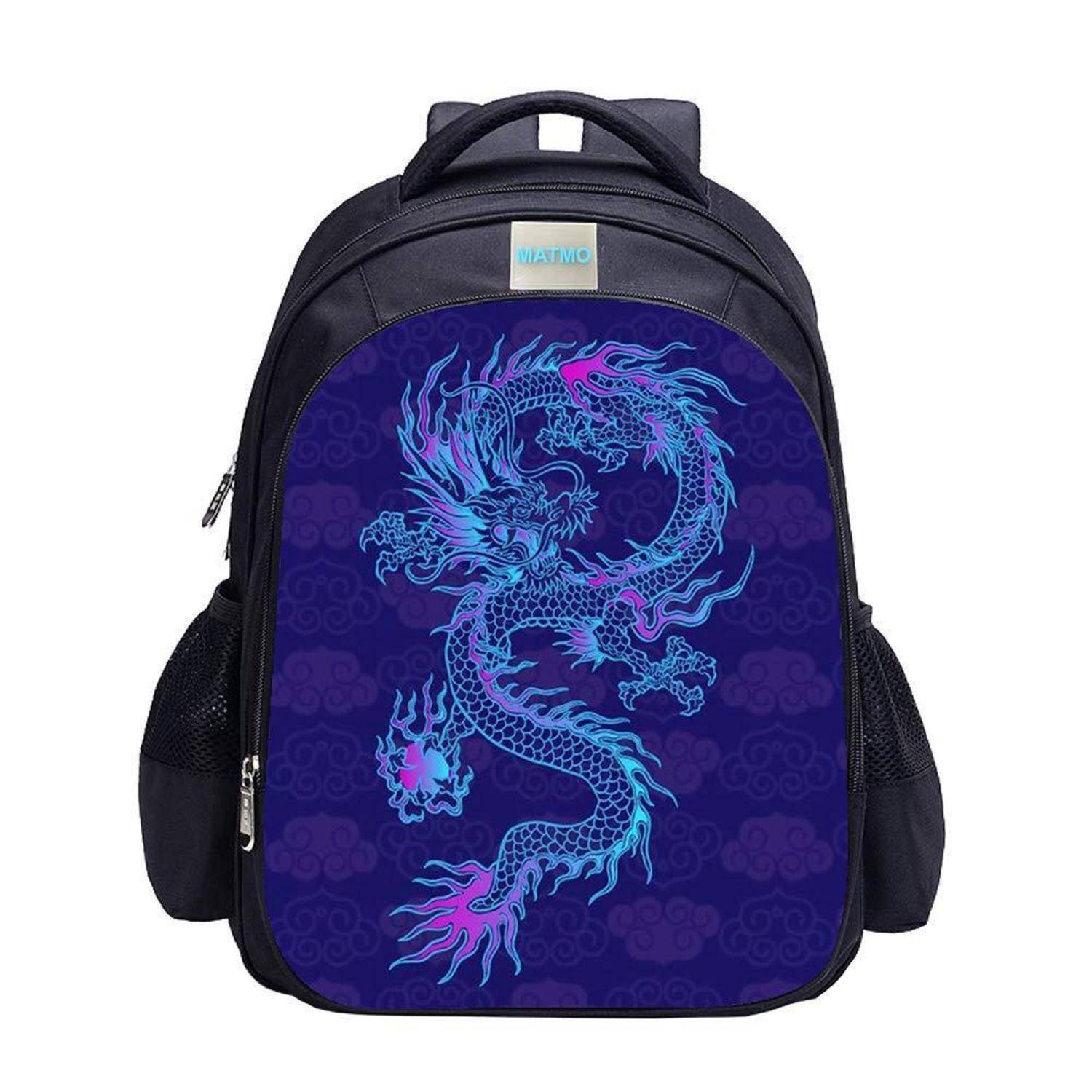 Schwarzer Rucksack mit einer blau- und purpurfarbenen Drachengrafik auf der Vorderseite, gezeigt vor weißem Hintergrund.