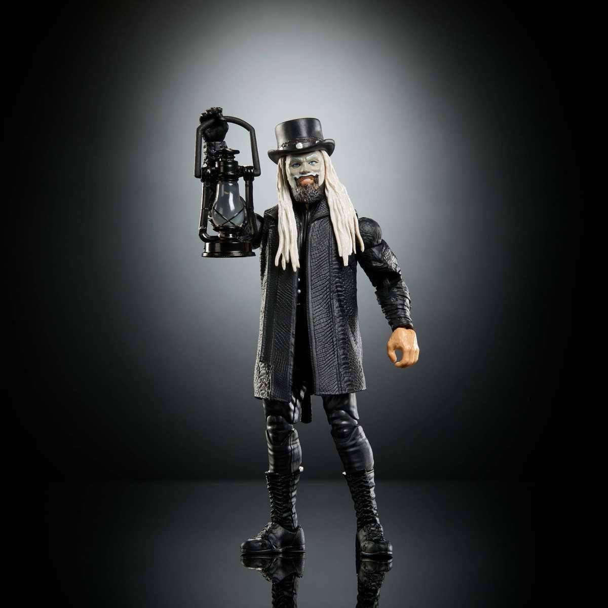 Actionfigur eines maskierten Charakters mit Zylinder und langem weißem Haar, der eine Laterne hält, vor einem dunklen Studiohintergrund posiert.