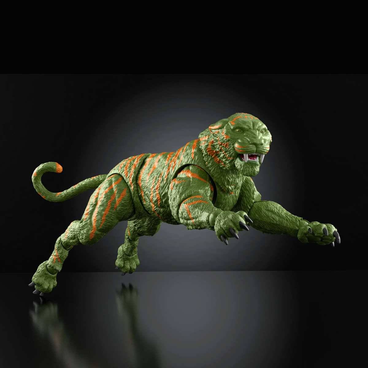 Eine grün gestreifte Tiger-Figur in einer springenden Pose vor schwarzem Hintergrund, mit langem Schwanz und offenem Maul, das Fangzähne zeigt.