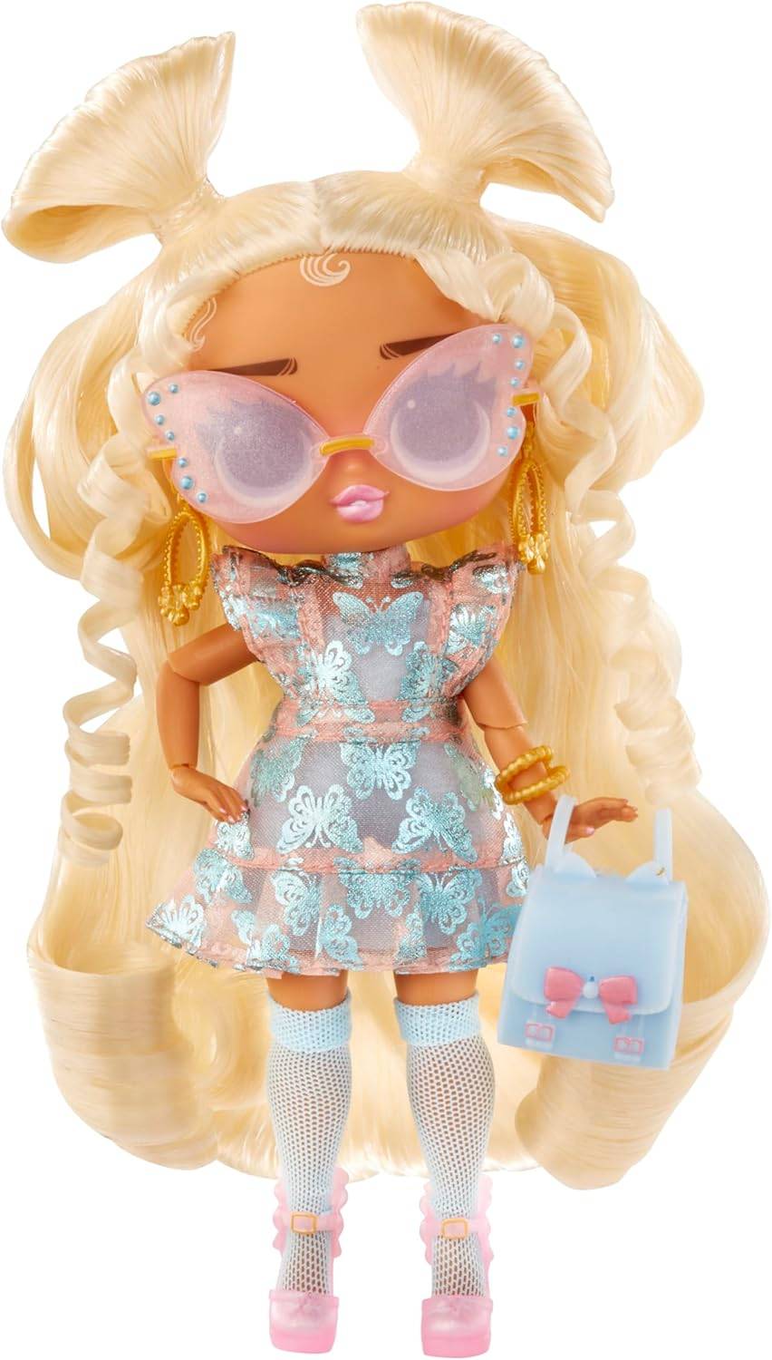 Modepuppe mit langem blondem Haar, übergroßen Schmetterlingssonnenbrille, Pastellkleid, Netzstrümpfen und einer kleinen blauen Handtasche.