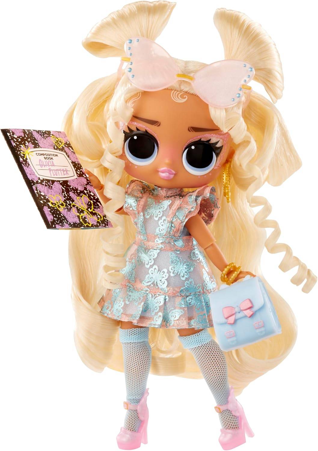 Modepuppe mit langem blondem Haar, Pastelloutfit, rosa Absätzen und Stirnband mit Schleife, die ein gemustertes Notizbuch und eine hellblaue Handtasche hält.