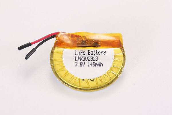 Kleines gelbes Lithium-Polymer-Akkupack mit roten und schwarzen Kabeln, beschriftet mit „LiPo Battery