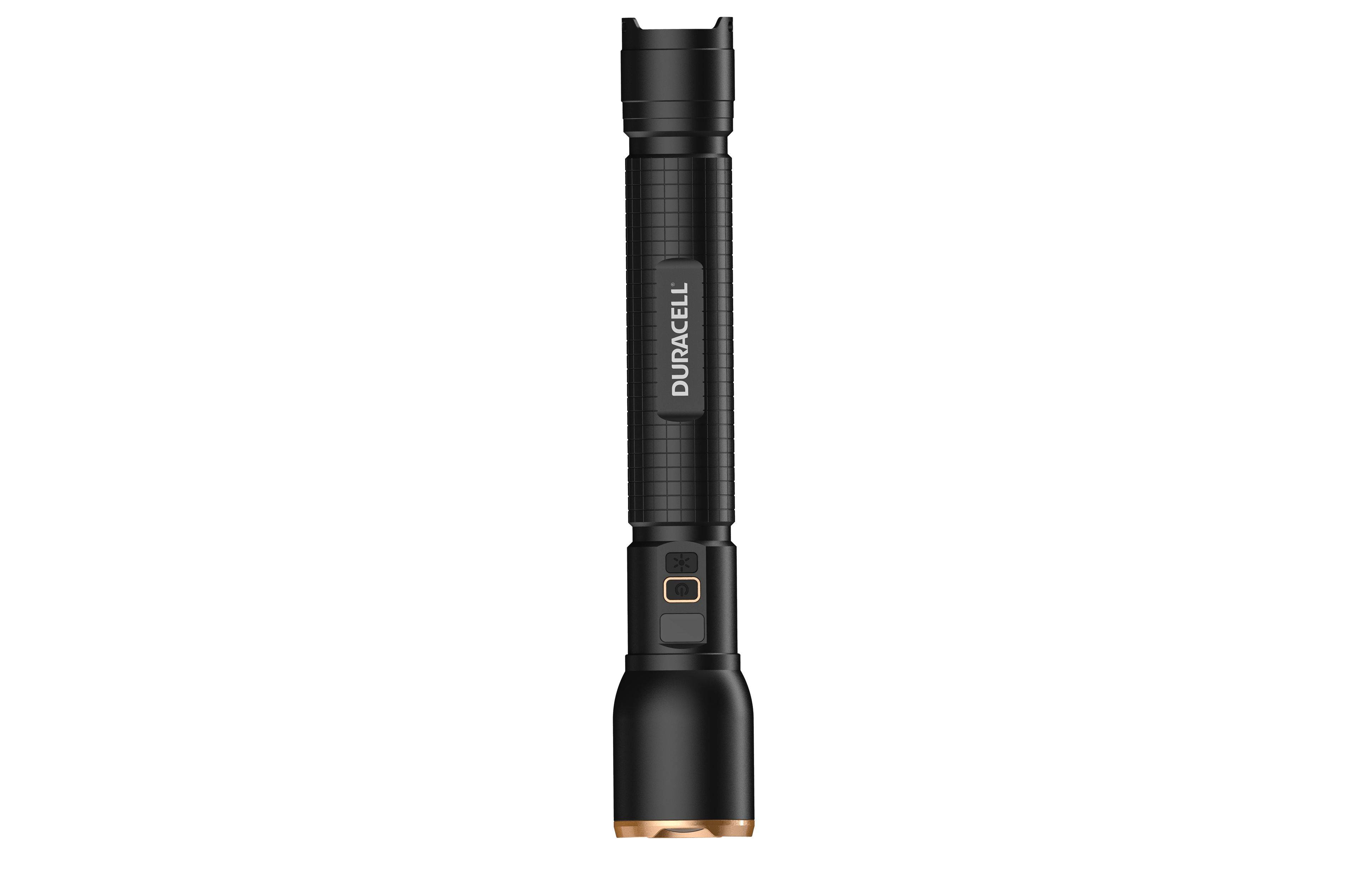 Schwarze Duracell-Taschenlampe aufrecht auf einfachem weißem Hintergrund dargestellt, mit dem Markennamen auf dem Griff sichtbar.