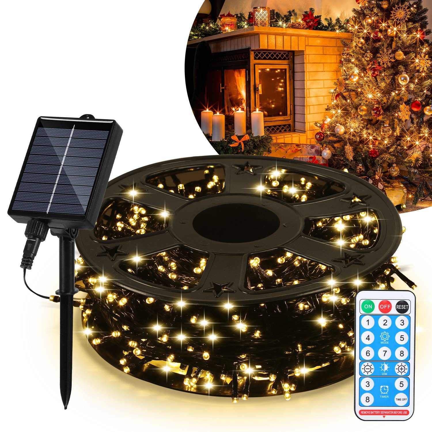 Solarbetriebene Lichterketten auf einer Spule mit einem pfostengestützten Panel und Fernbedienung, dargestellt als warme weiße Weihnachtsdekoration in einem Wohnzimmer.