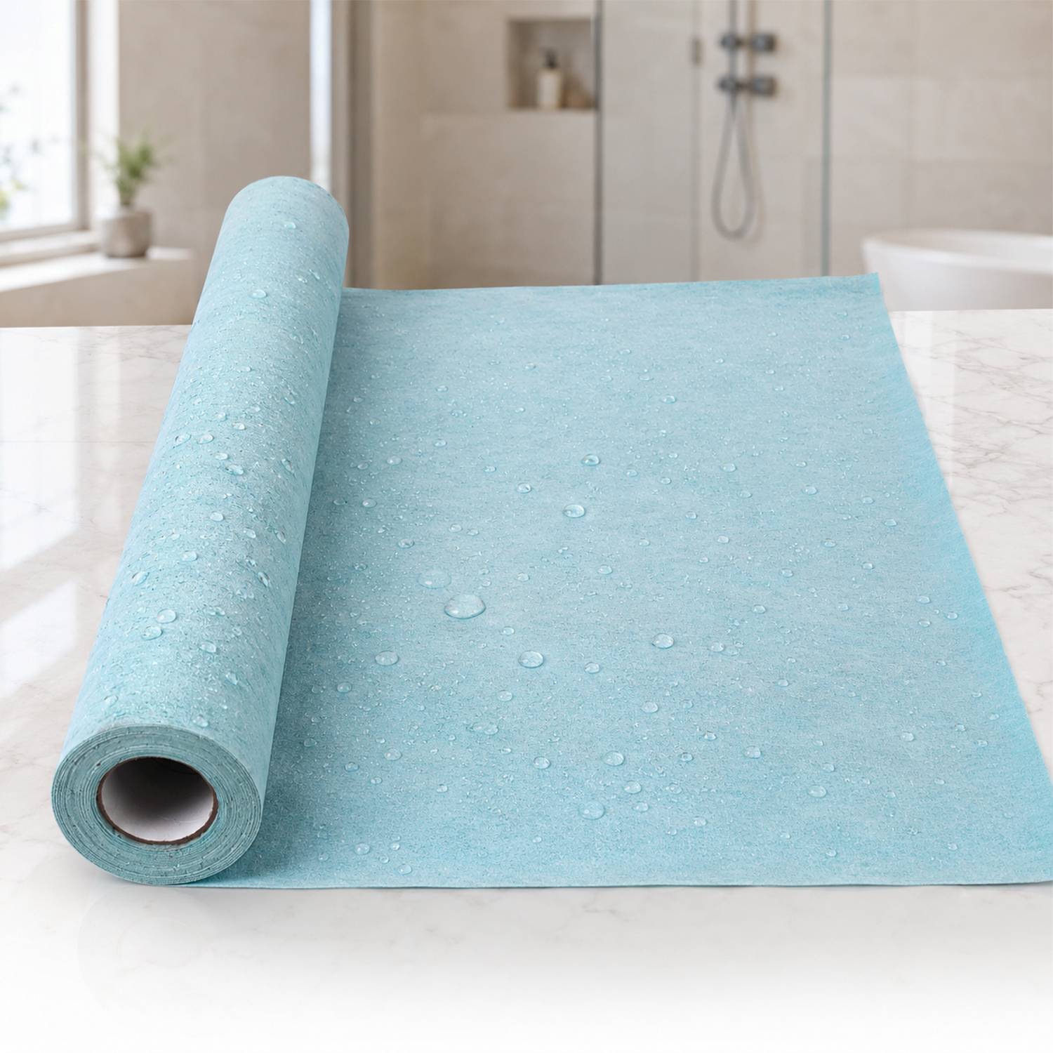Blaue wasserdichte Matte in Rollenform mit Wassertropfen auf einer Badezimmerablage, teilweise ausgerollt in einer Duscheinstellung gezeigt.