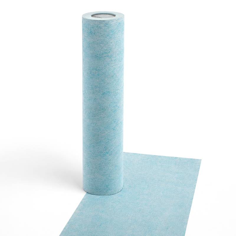 Eine hellblaue Rolle Schutzpapier oder -material, das aufrecht steht, mit einem ausgerollten Blatt auf weißem Hintergrund.