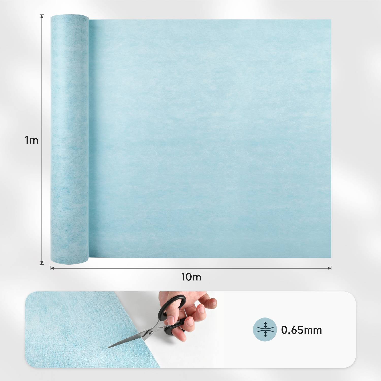 Hellblaue Rolle aus Stoff oder Papier mit den Maßen 1 m Höhe und 10 m Breite, mit Nahaufnahme, die eine Dicke von 0,65 mm zeigt, und einer Schere, die das Material schneidet.