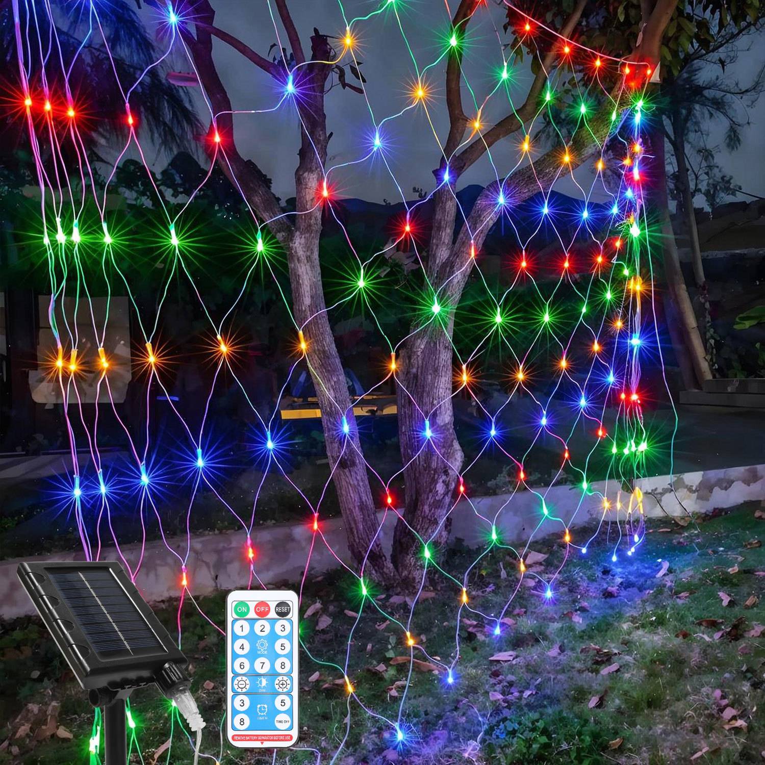 Bunte LED-Netzlichter, die nachts über Bäumen drapiert sind, mit einem Solarmodul und einer Fernbedienung im Vordergrund sichtbar.