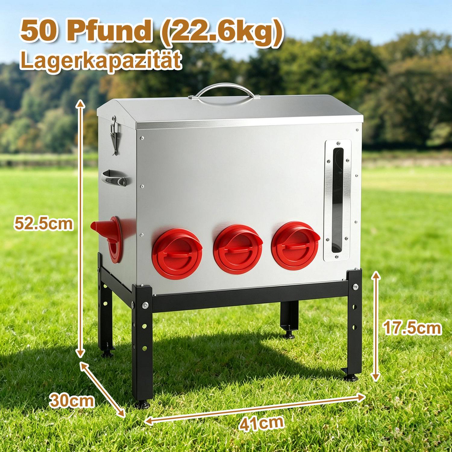 Silberner Metallkorn-Lagerbehälter auf schwarzen Beinen im Freien gezeigt, gekennzeichnet mit 50 Pfund (22,6 kg) Fassungsvermögen, mit Abmessungen von 52,5 cm Höhe, 41 cm Breite und 30 cm Tiefe.