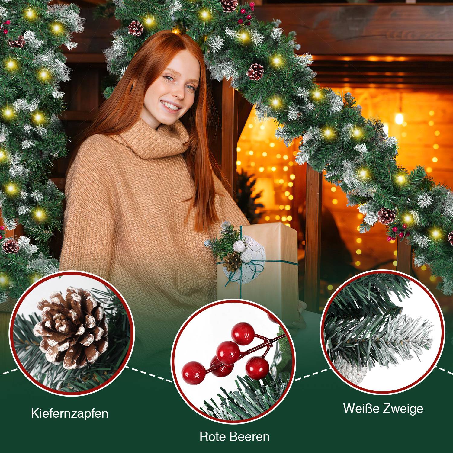 Lächelnde Frau in einem gemütlichen Pullover steht neben einem Kamin mit einem eingewickeltem Geschenk und einem festlichen Kranz, der Tannenzapfen, rote Beeren und weiße Zweige hervorhebt.