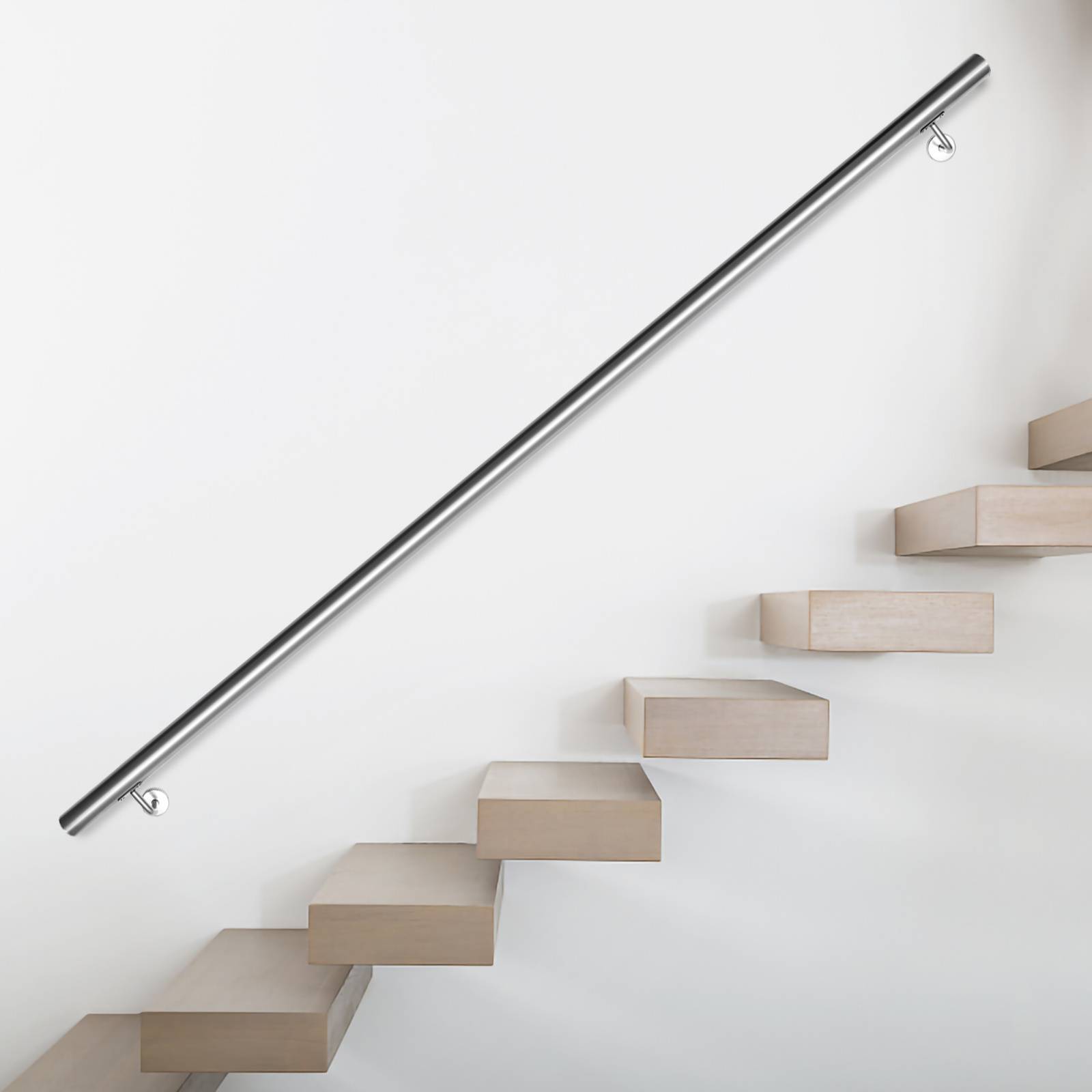 Minimalistische schwebende Holztreppen führen entlang einer weißen Wand neben einem diagonalen Edelstahlgeländer nach oben.