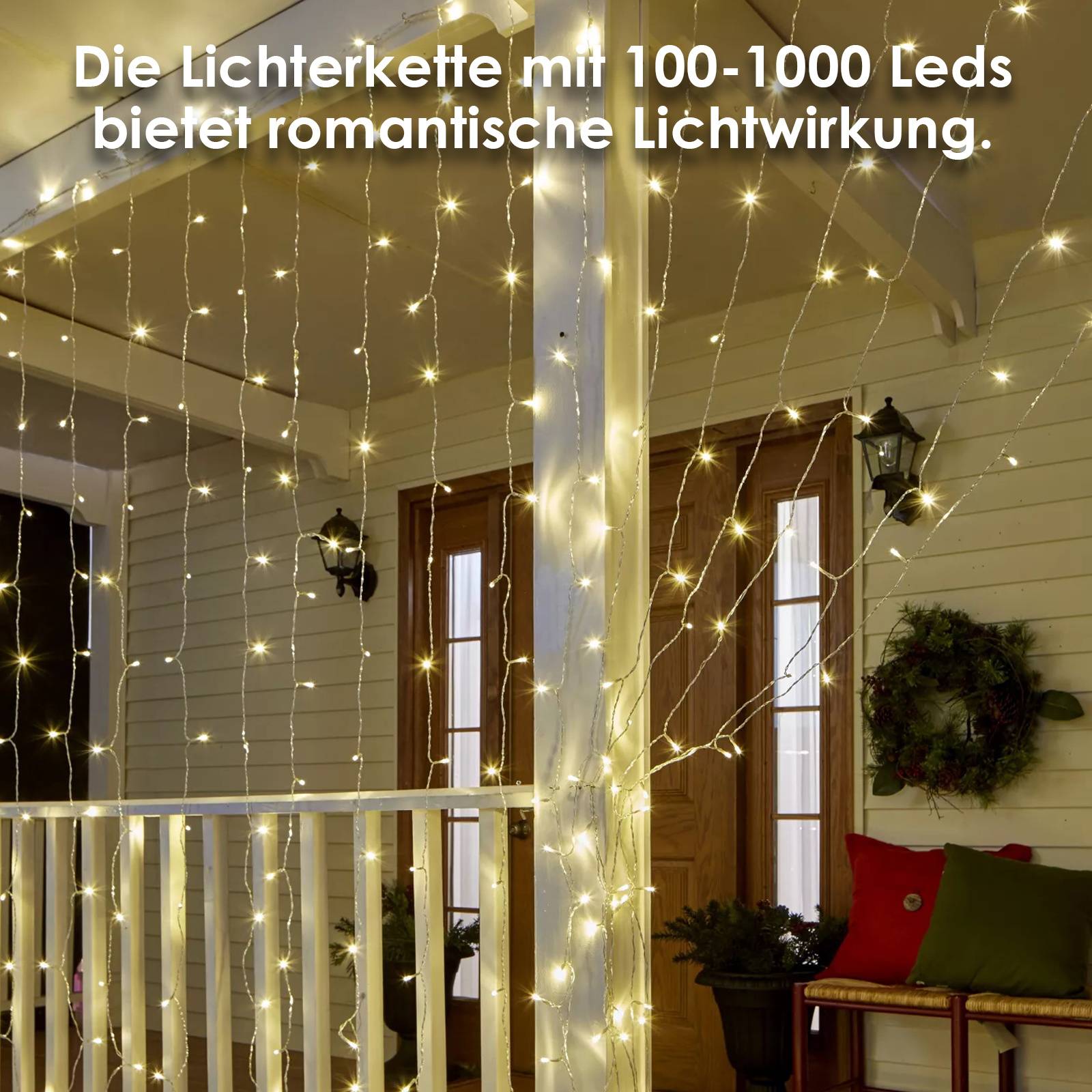 Lichterketten mit 100-1000 LEDs, die über eine Veranda drapiert sind und ein warmes romantisches Licht um den Türrahmen und das Geländer schaffen.