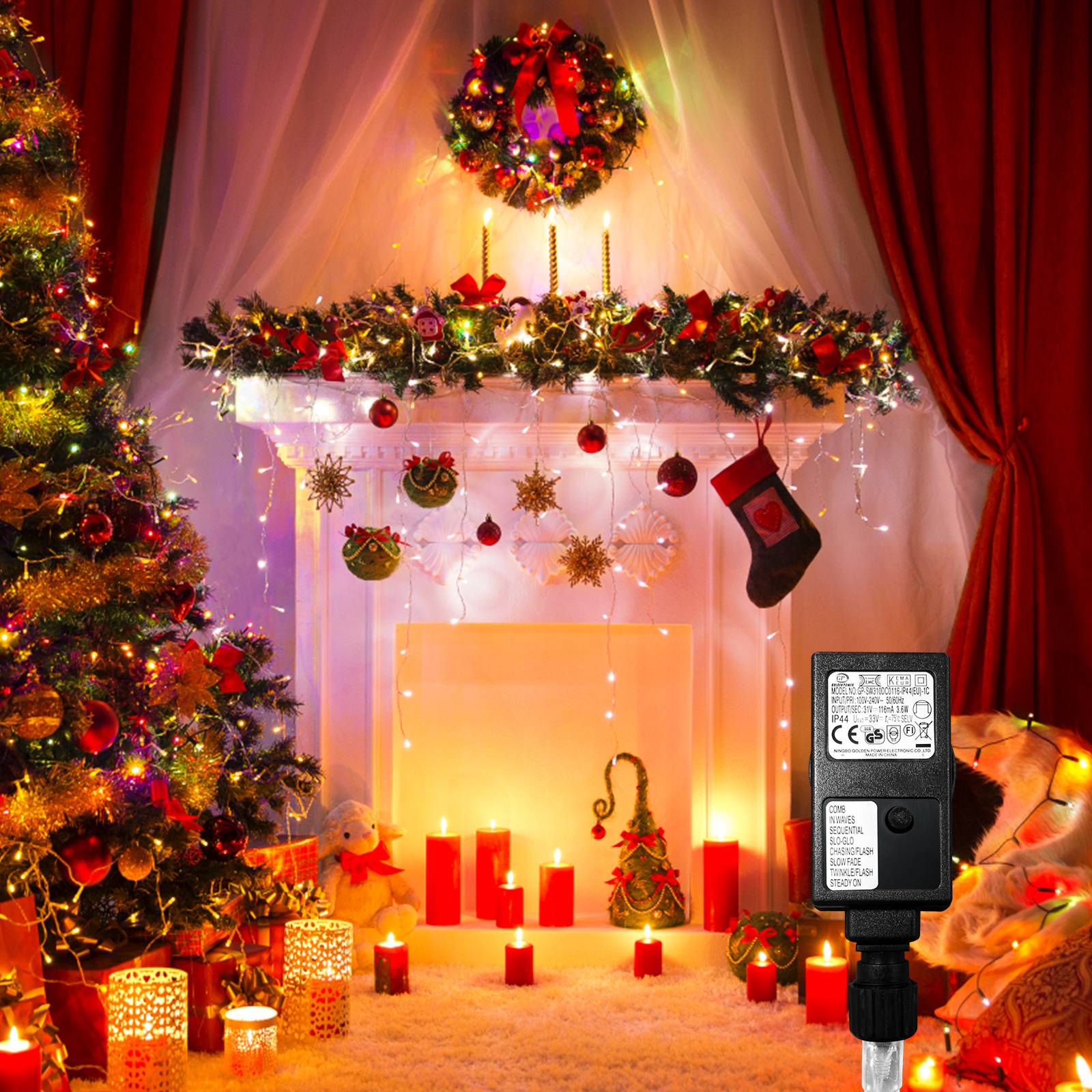 Gemütliches Weihnachtswohnzimmer mit geschmücktem Baum, brennendem Kamin, Girlanden, Kränzen, Strümpfen und Kerzen, die auf dem Kaminsims und auf dem Boden glühen.