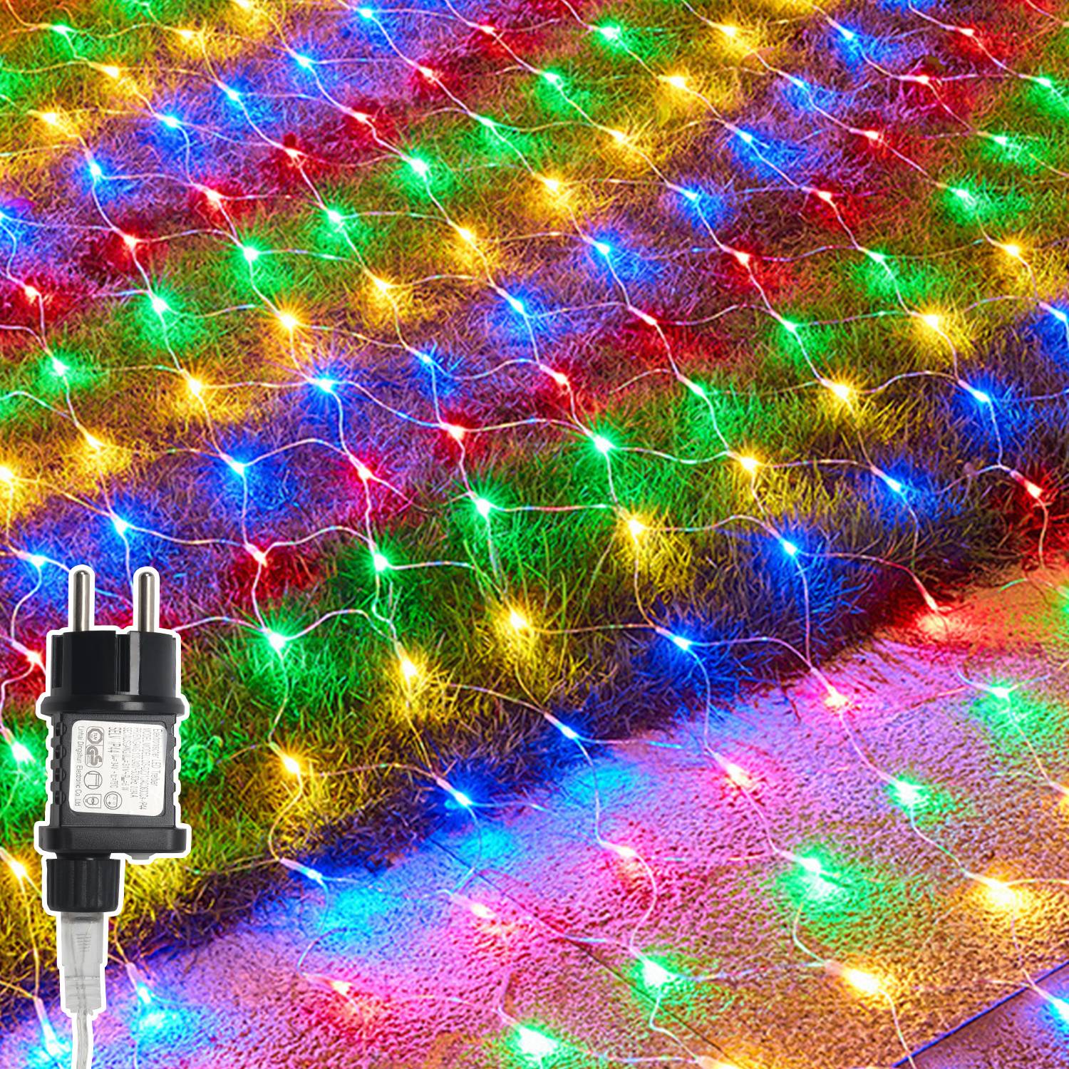 Farbenfrohe LED-Lichterketten in einem Netzmuster über Gras und Pflaster drapiert, mit einem Steckeradapter unten links gezeigt.