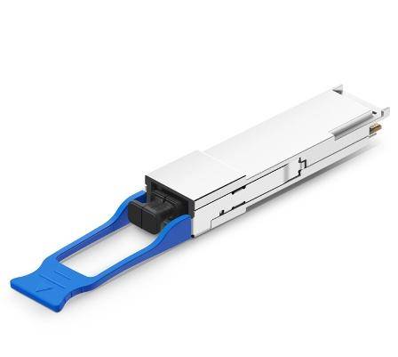 Kleines Metall-Optiktransceiver-Modul mit blauer Zuglaschen und Steckverbinder, isoliert auf weißem Hintergrund dargestellt.