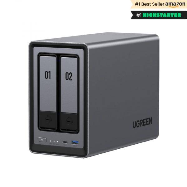 Grauer UGREEN Speichergehäuse mit zwei Buchten für den Schreibtisch mit Laufwerkschächten mit den Bezeichnungen 01 und 02, USB-Anschluss an der Vorderseite und Statusleuchten.