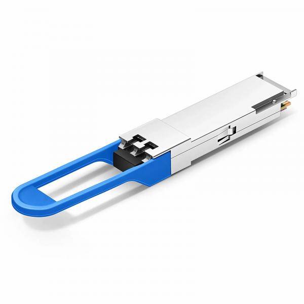 Silberner USB-Stick mit blauem Zugring auf weißem Hintergrund.