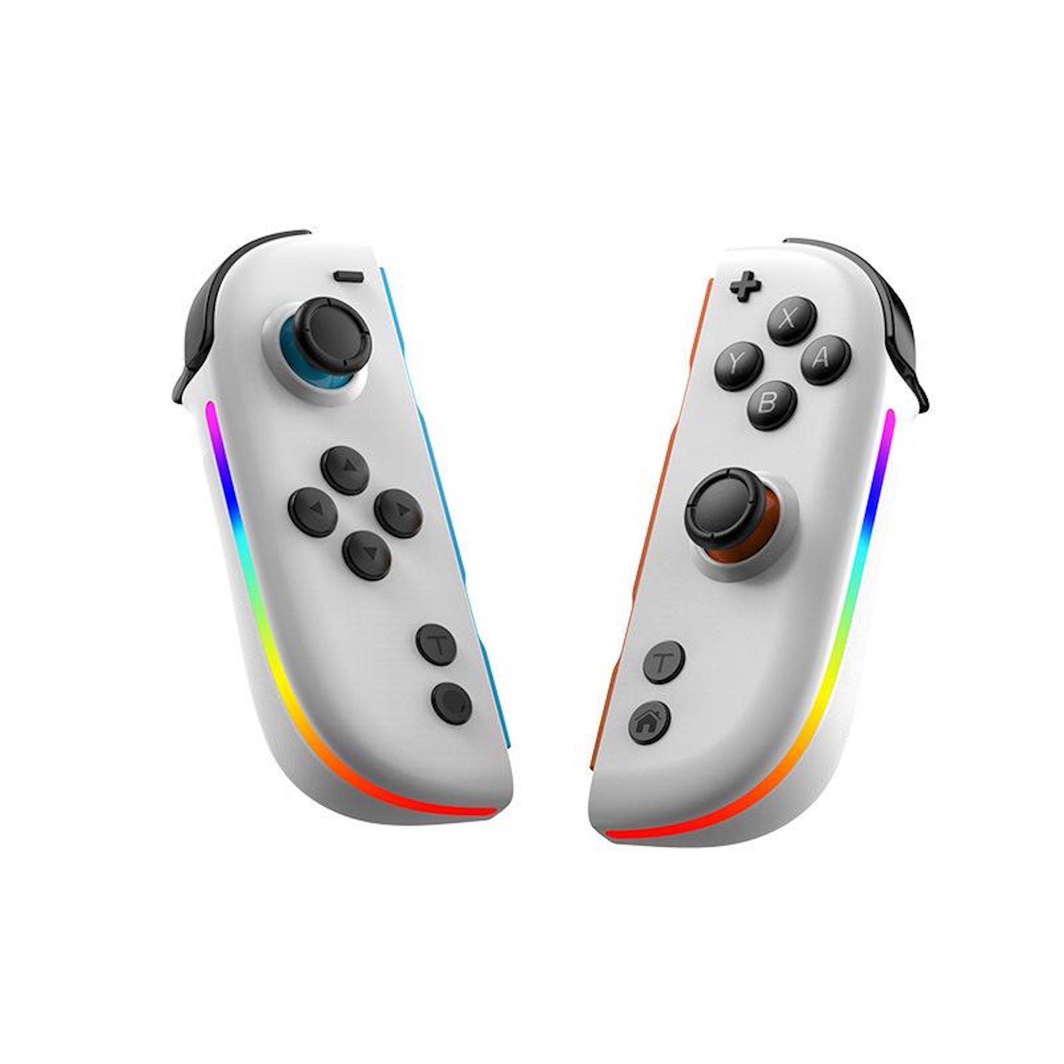 Zwei weiße Nintendo Switch-ähnliche Joy-Con-Controller, die nebeneinander mit Regenbogen-Akzentleuchten und schwarzen Tasten auf einfachem Hintergrund gezeigt werden.