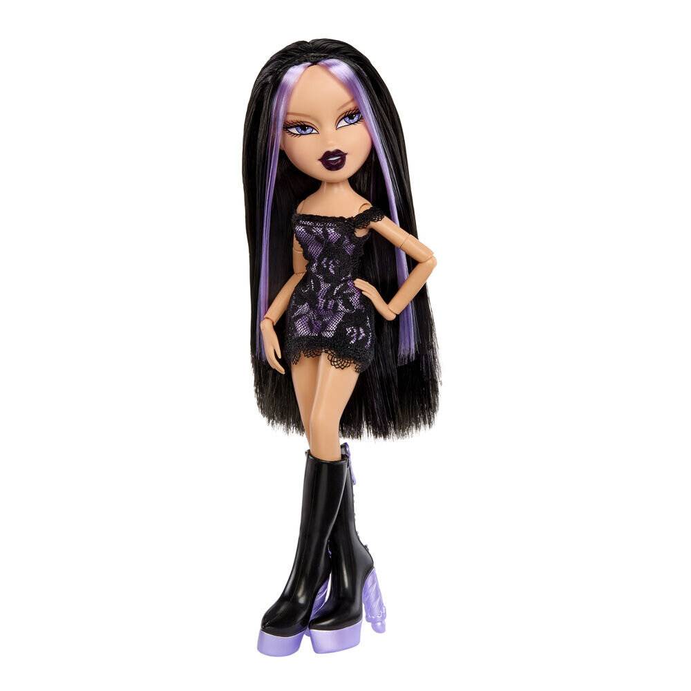 Modepuppe mit langem schwarzem und violettem Haar, das eine schwarze Spitzenkleid trägt und hohe schwarze Stiefel trägt, vor einem einfachen weißen Hintergrund posiert.
