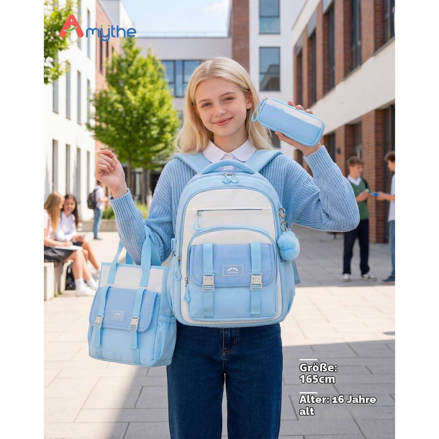 Teenie-Mädchen auf einem Schulhof präsentiert ein Set aus einem hellblauen Rucksack und hält eine passende Lunchbox und ein Etui; der Text besagt „Größe: 165cm