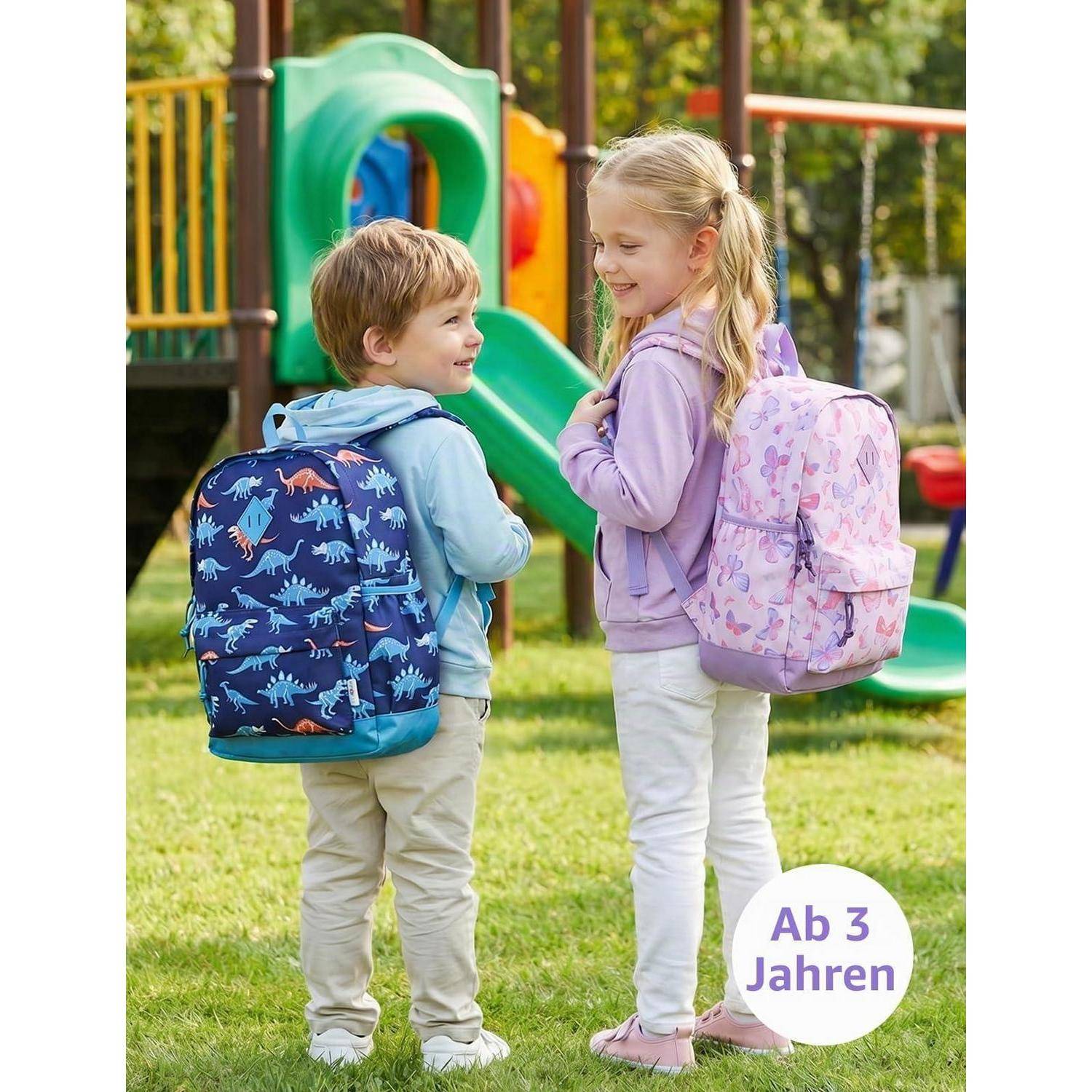 Zwei kleine Kinder mit Rucksäcken stehen lächelnd an einer Rutsche auf einem Spielplatz; ein Abzeichen zeigt „Ab 3 Jahren" und weist auf ein Alter von 3 Jahren und älter hin.