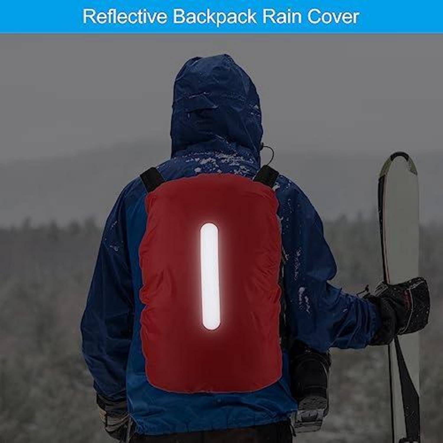 Rucksack-Regenschutz mit leuchtendem reflektivem Streifen, getragen von einem Skifahrer unter Schneebedingungen, beschriftet als „Reflektierender Rucksack-Regenschutz".