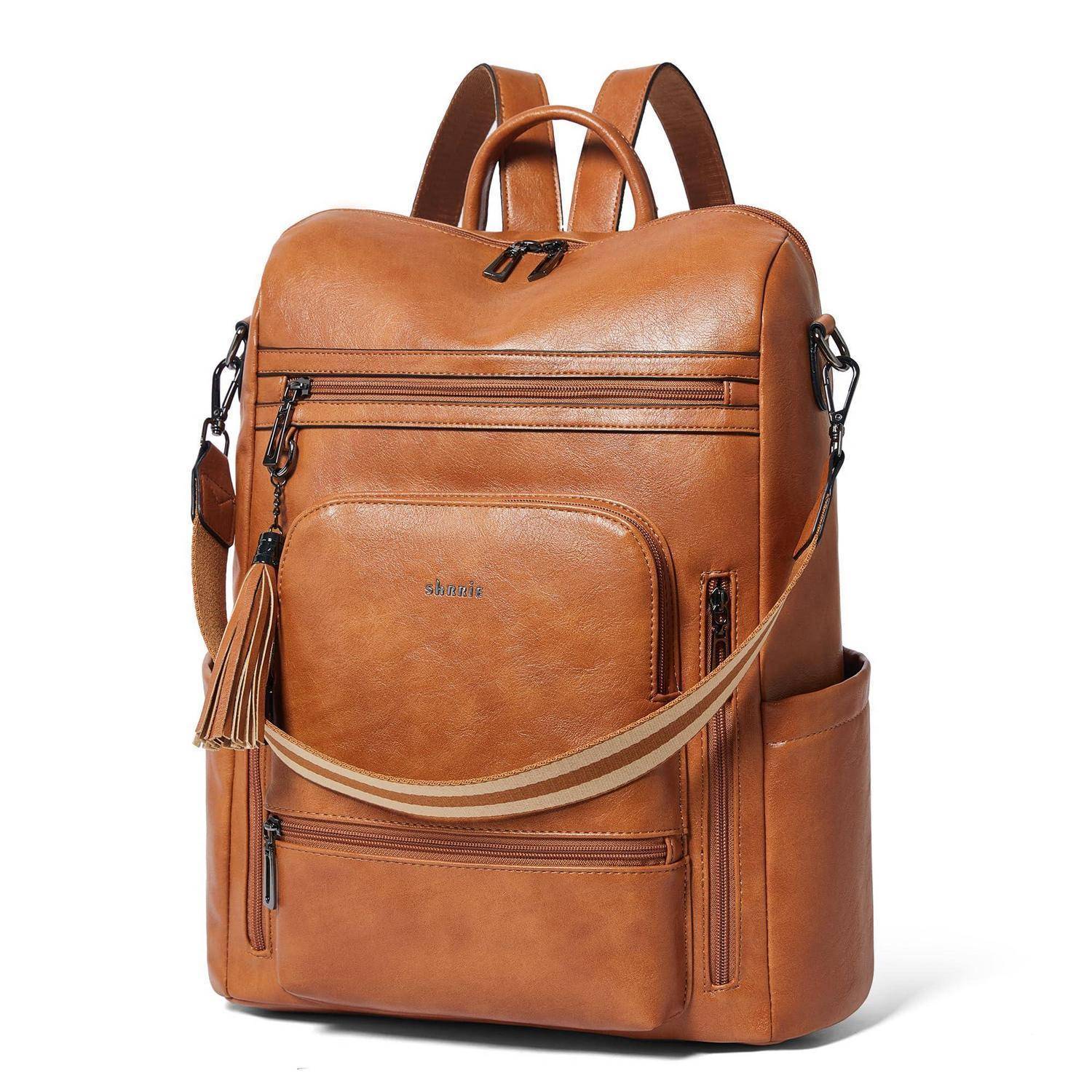 Beige Lederrucksack mit mehreren Reißverschlussfächern, Vordertasche, Seitentaschen und oberem Tragehenkel auf weißem Hintergrund